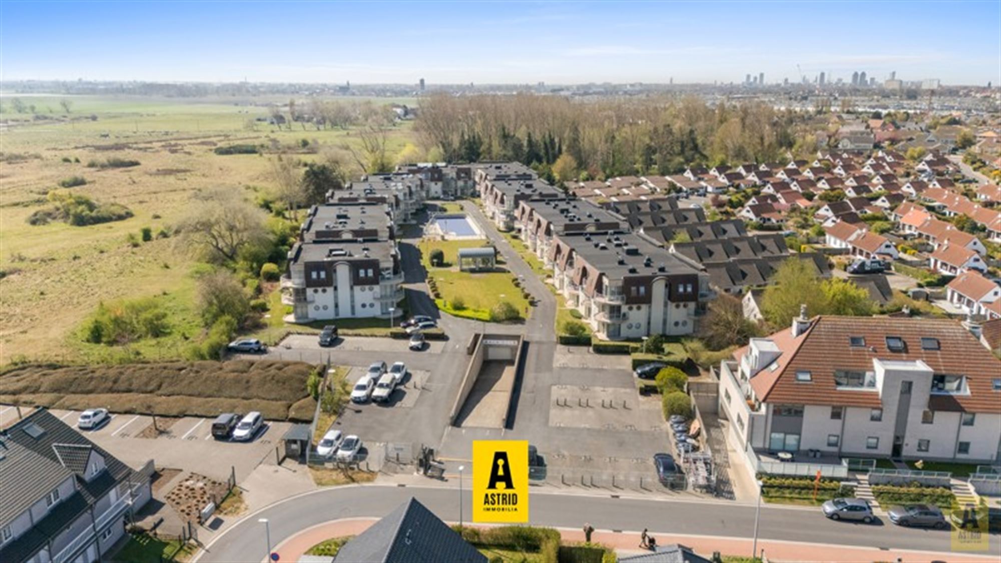 Schitterend hoekappartement in groen domein met zwembad! foto 4