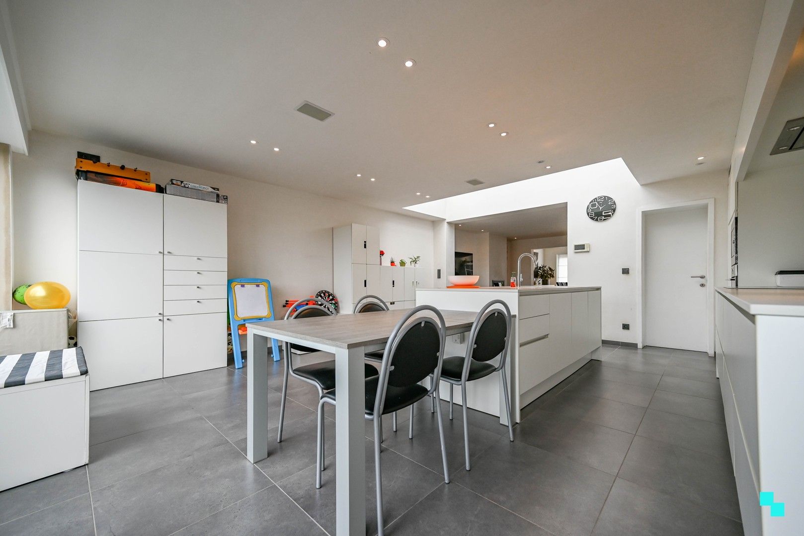 Recent gerenoveerde gezinswoning te Sint-Eloois-Winkel foto 5