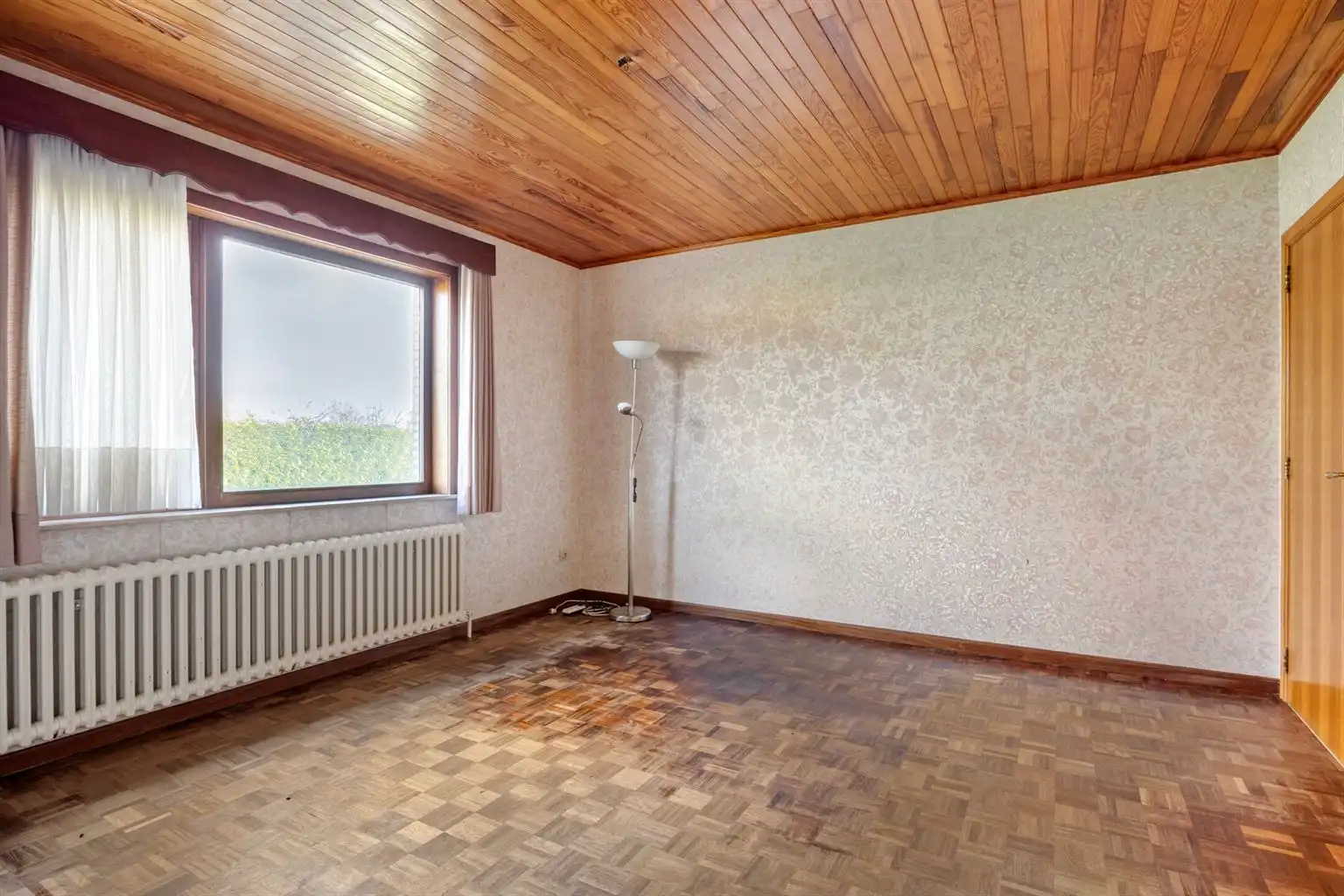 Vrijstaande woning op een uitzonderlijk perceel van 29a95ca met 4 slaapkamers en inpandige garage, gelegen op een rustige toplocatie nabij het centrum van Maaseik. foto 12