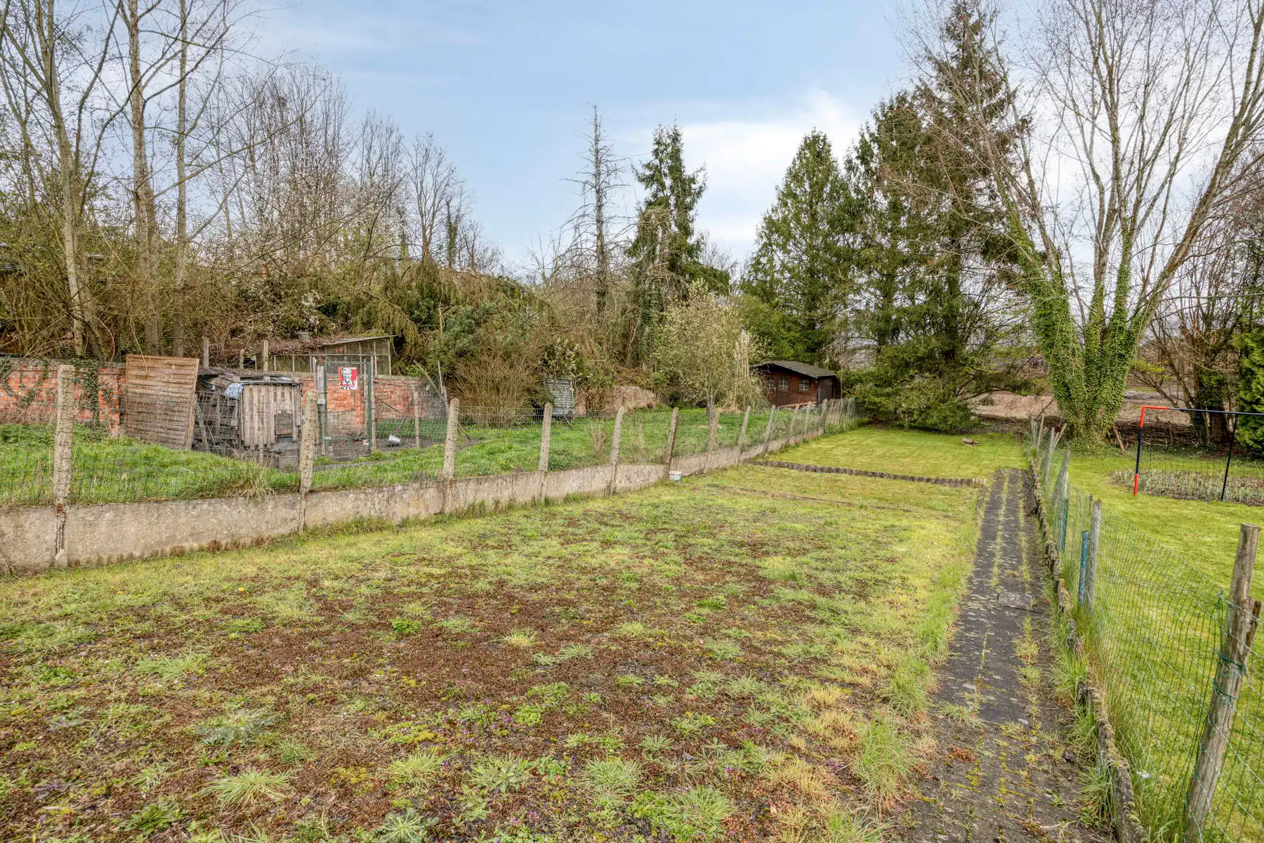 Rijwoning met 2 slaapkamers, inrichtbare zolder & grote tuin foto 24