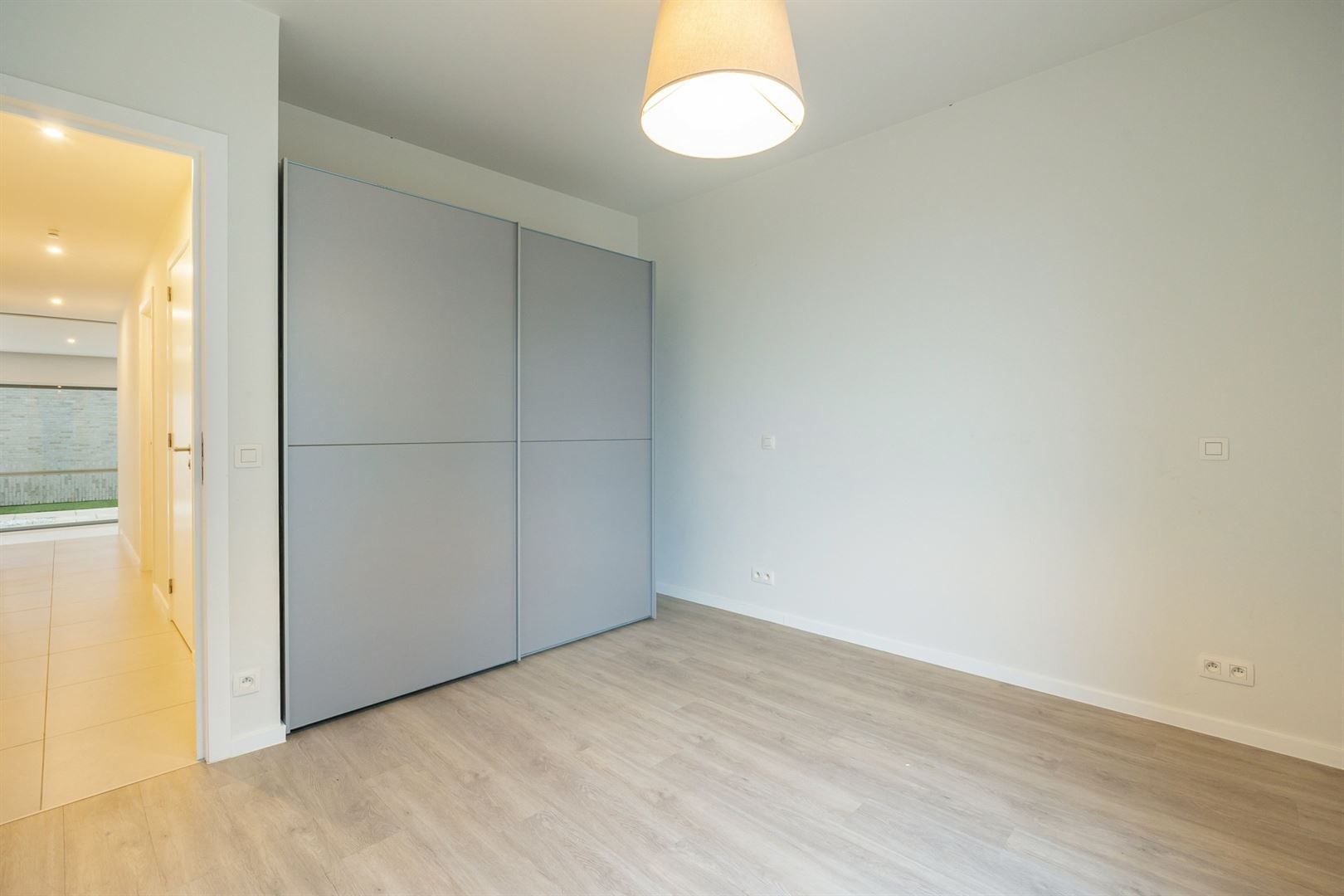 Een ultra modern gelijkvloers nieuwbouw appartement met privatieve tuin en terras foto 19