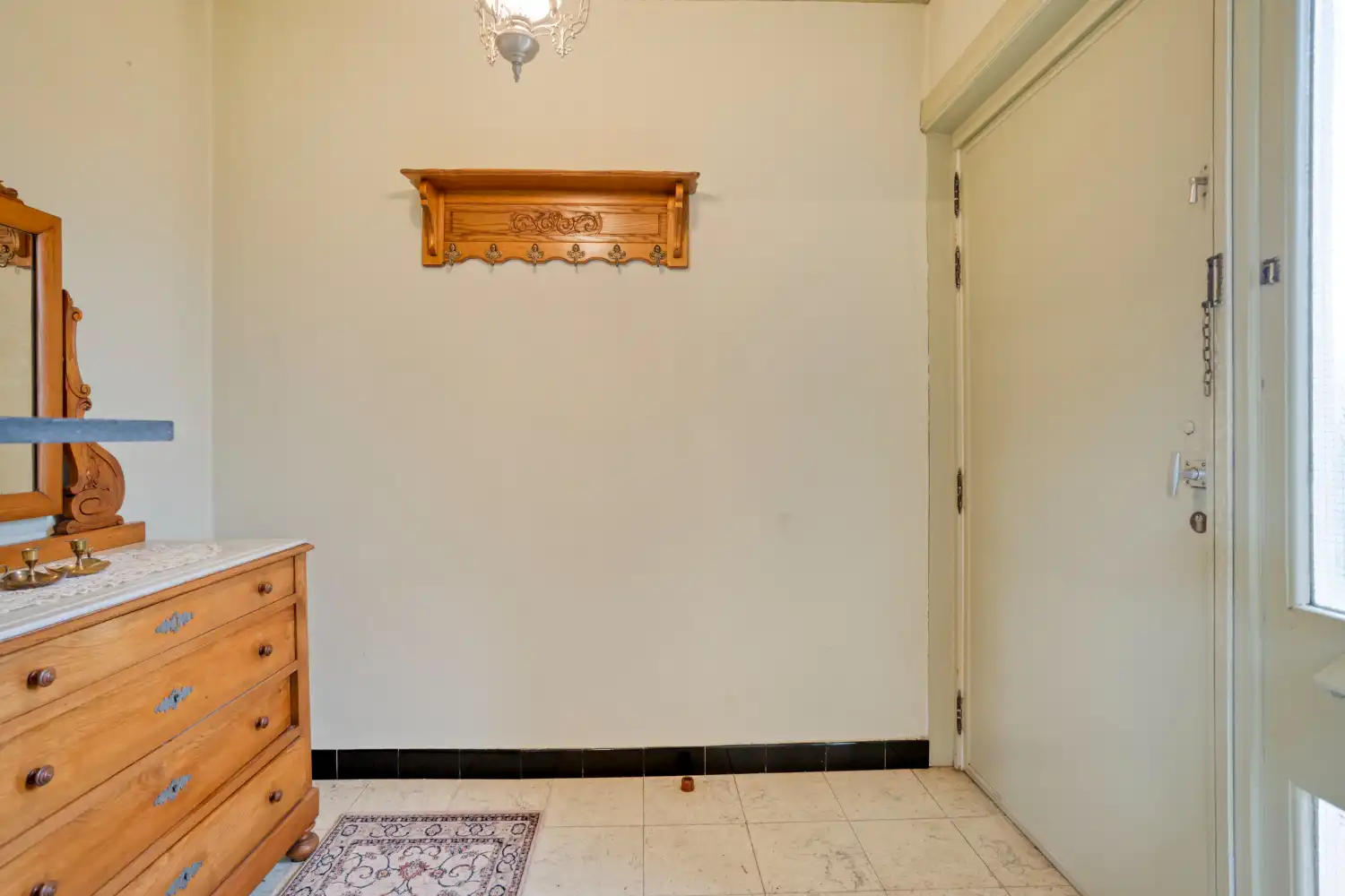 Verzorgde bungalow op topligging met 2 slaapkamers, inpandige garage en zonnige tuin foto 2