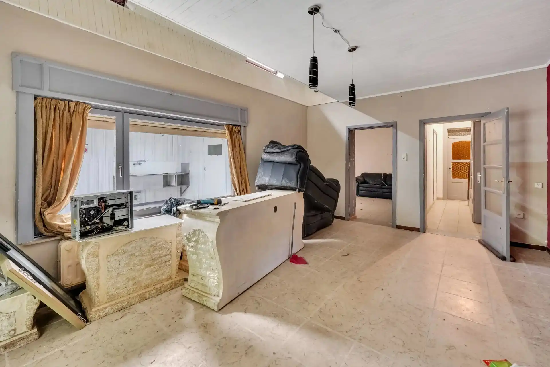 Handelspand met woonst op groot perceel foto 12