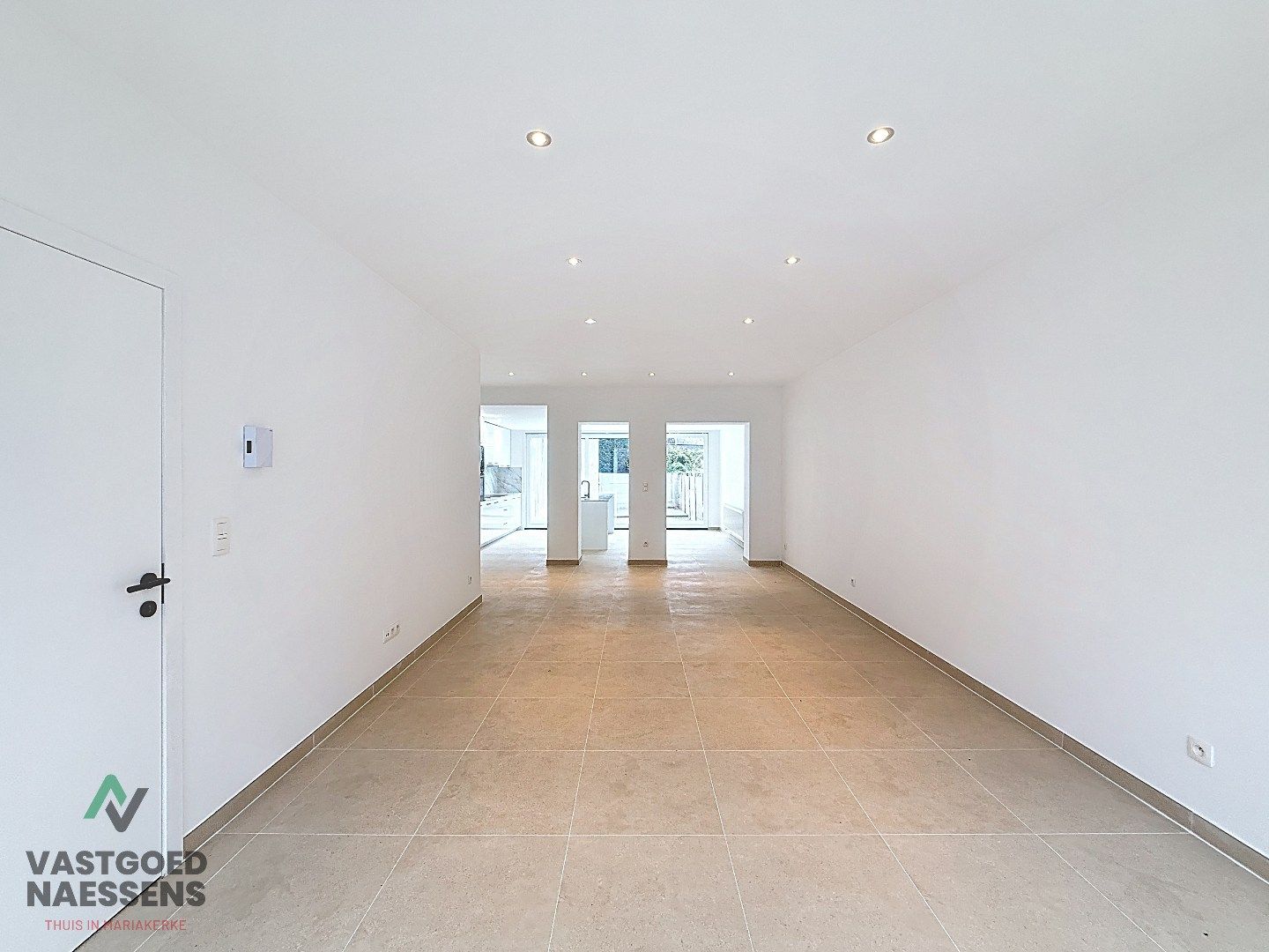 VOLLEDIG GERENOVEERDE WONING MET TUIN / 5 SLPK  foto 3