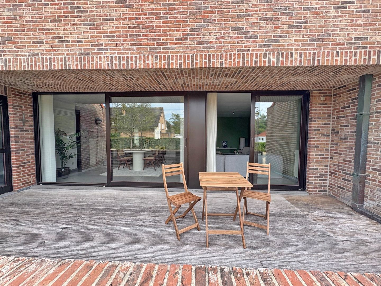 Gelijkvloers appartement met terras en tuin. foto 9
