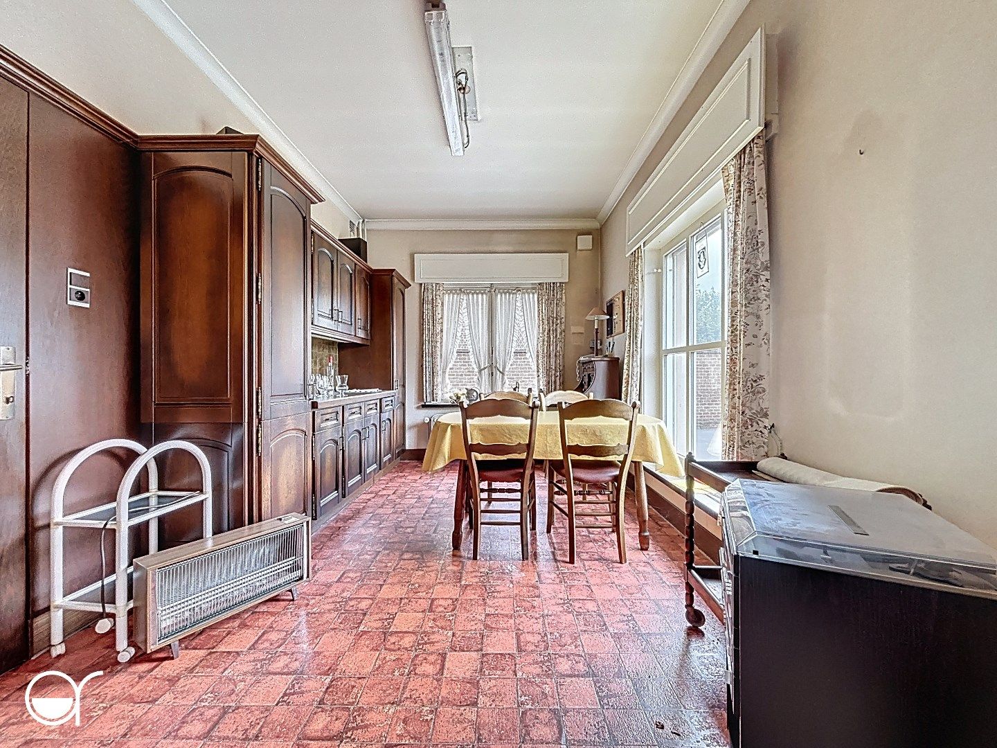 Te renoveren woning met magazijn, tuinhuis en dubbele garage foto 9