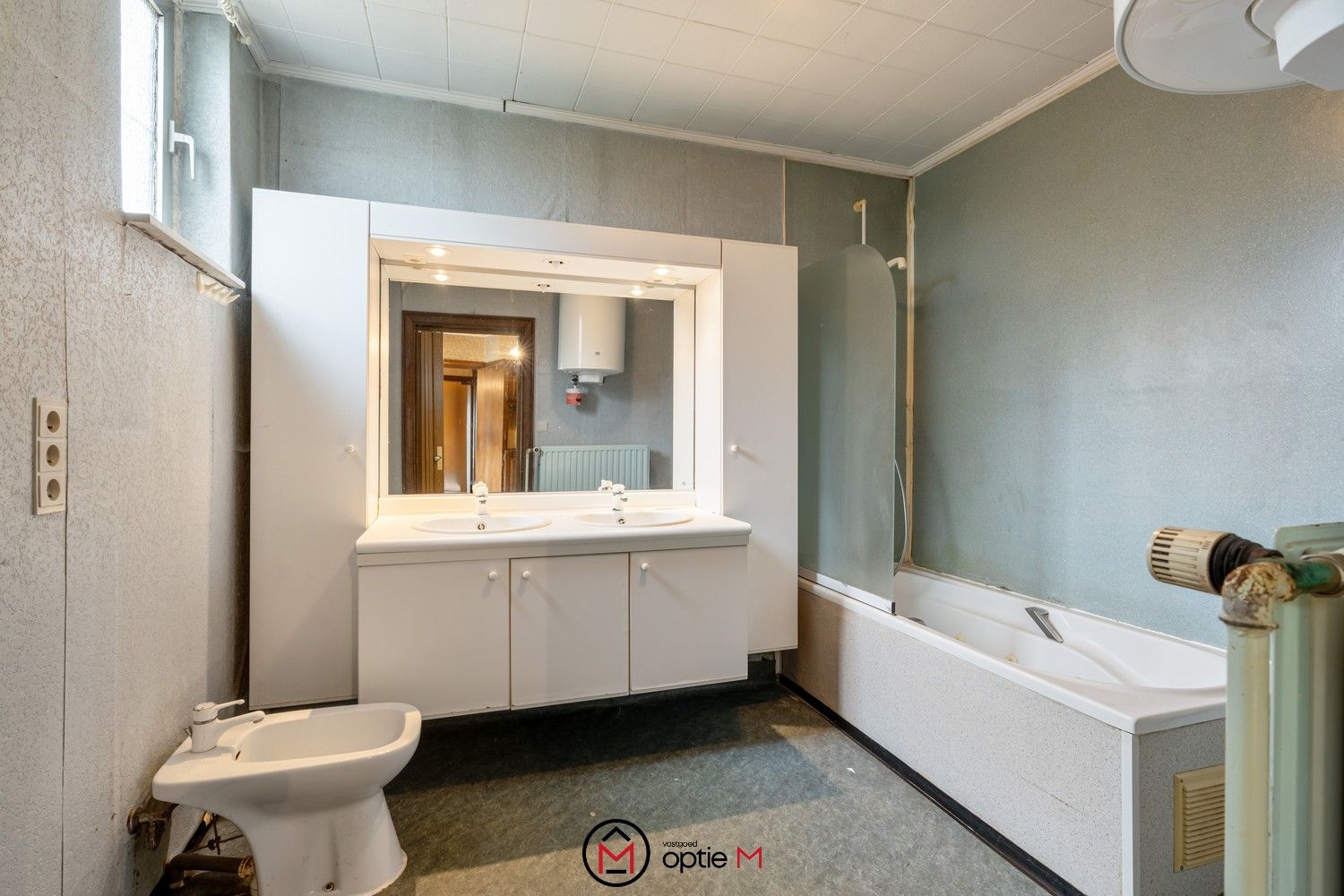 Te renoveren woning met zicht op uitgestrekte velden foto 12