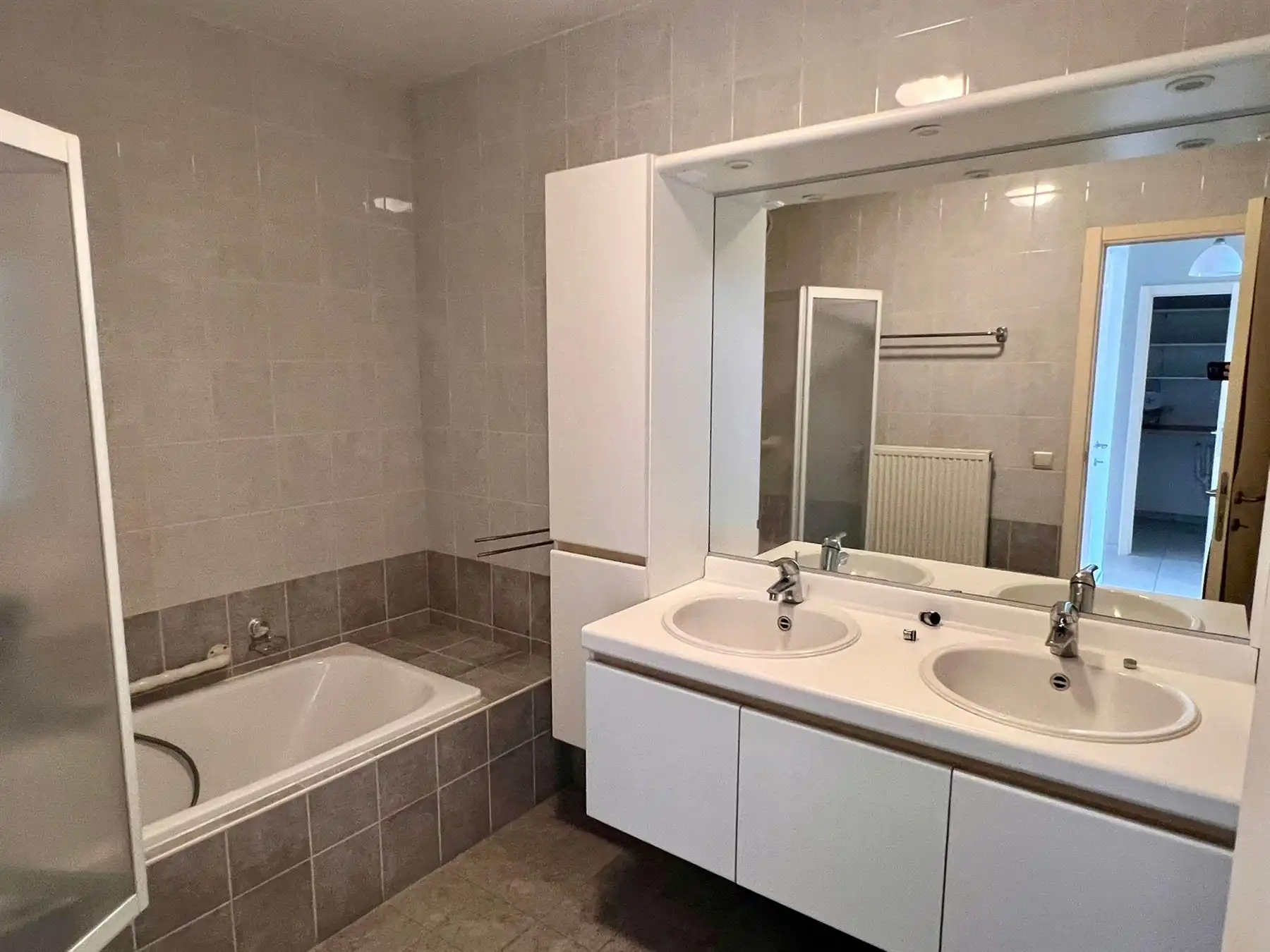 Zeer ruim appartement met 2 slaapkamers, garage en parking foto 4