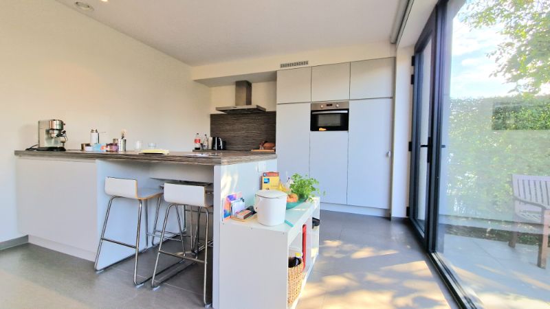 INSTAPKLARE HALFOPEN BEBOUWING MET DRIE SLAAPKAMERS - DRESSING EN BUREEL foto 4