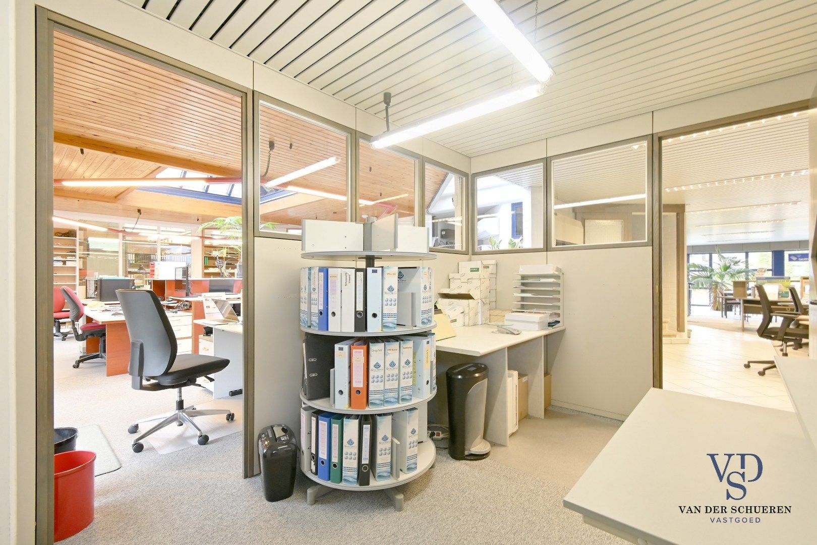 Ruim handelspand met penthouse in villastijl foto 10