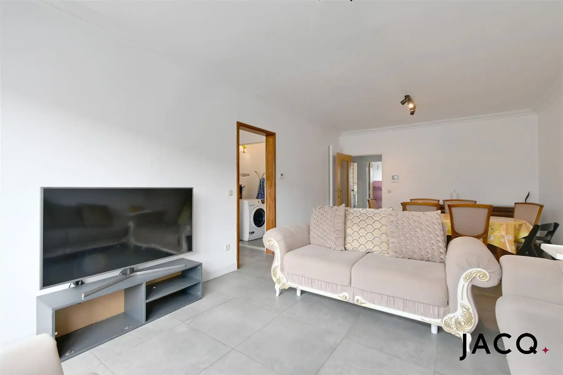 Gerenoveerd appartement met 2 slpk's, aparte garage nabij "De Schorre"! foto 3