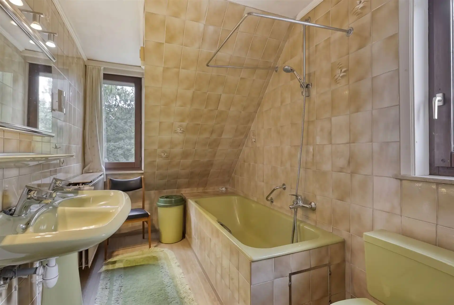 Te renoveren woning met 4 slaapkamers, 2 garages en tuin.  foto 14