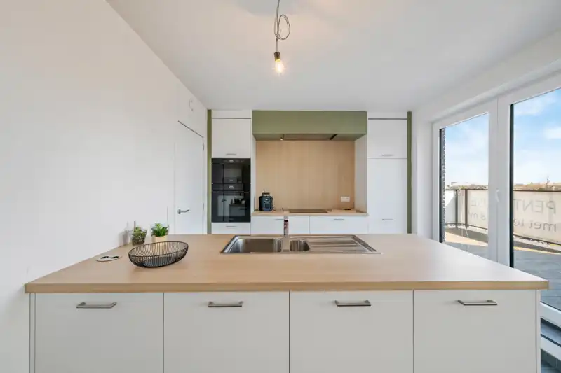 Roeselare nabij Station : Penthouse appartement met 2 slpks en zolder op de derde verdieping van een nieuw gebouwde Residentie genaamd "Residentie Arena" opp 110 m² foto {{pictureIndex}}