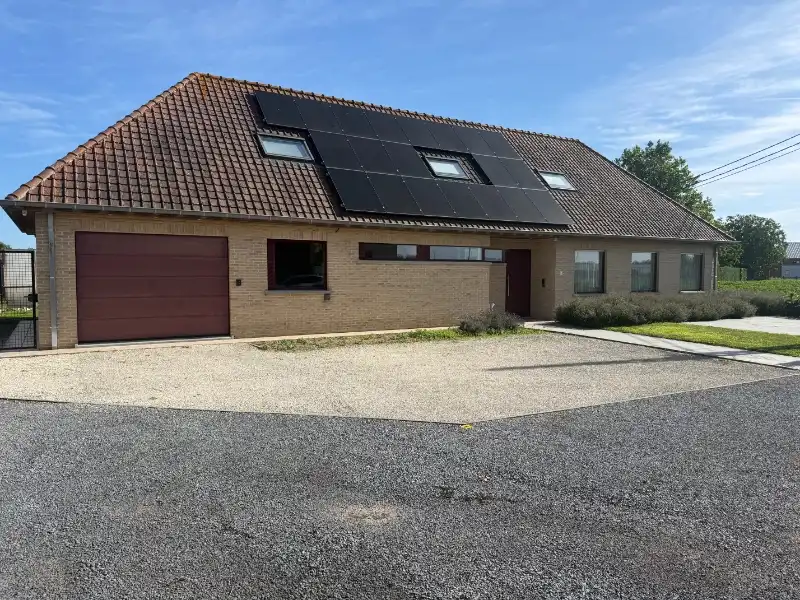 Hoofdfoto van de publicatie: Ruime villa op een landelijke perceel met een oppervlakte van 940m² !