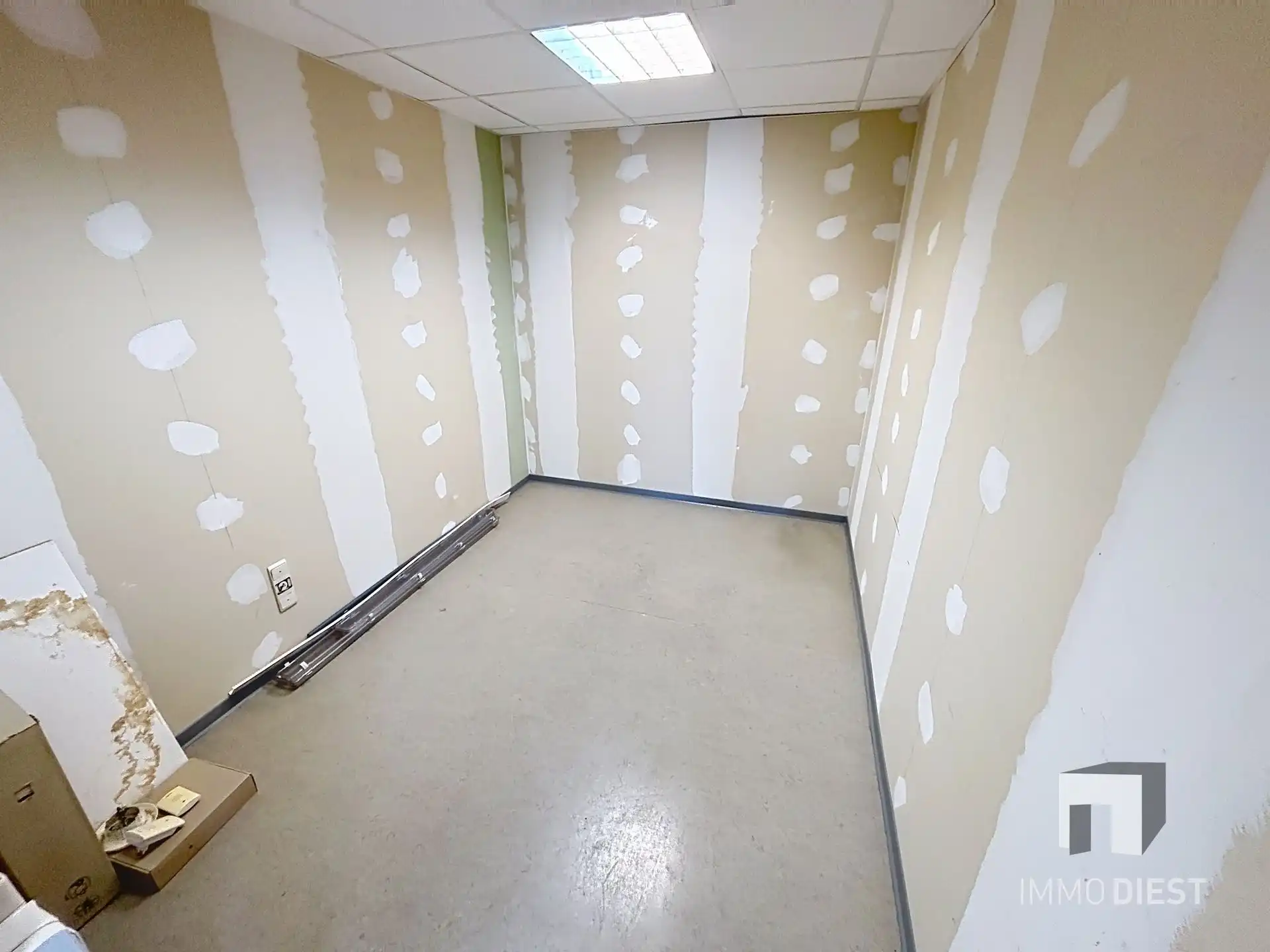 Magazijn met bureel op triple A-locatie foto 15
