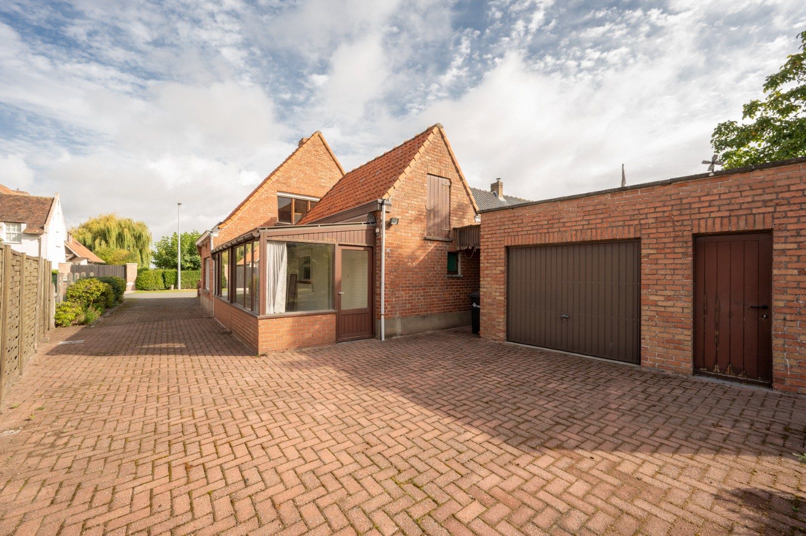 Vrijstaande woning op mooi perceel te Sijsele foto 2