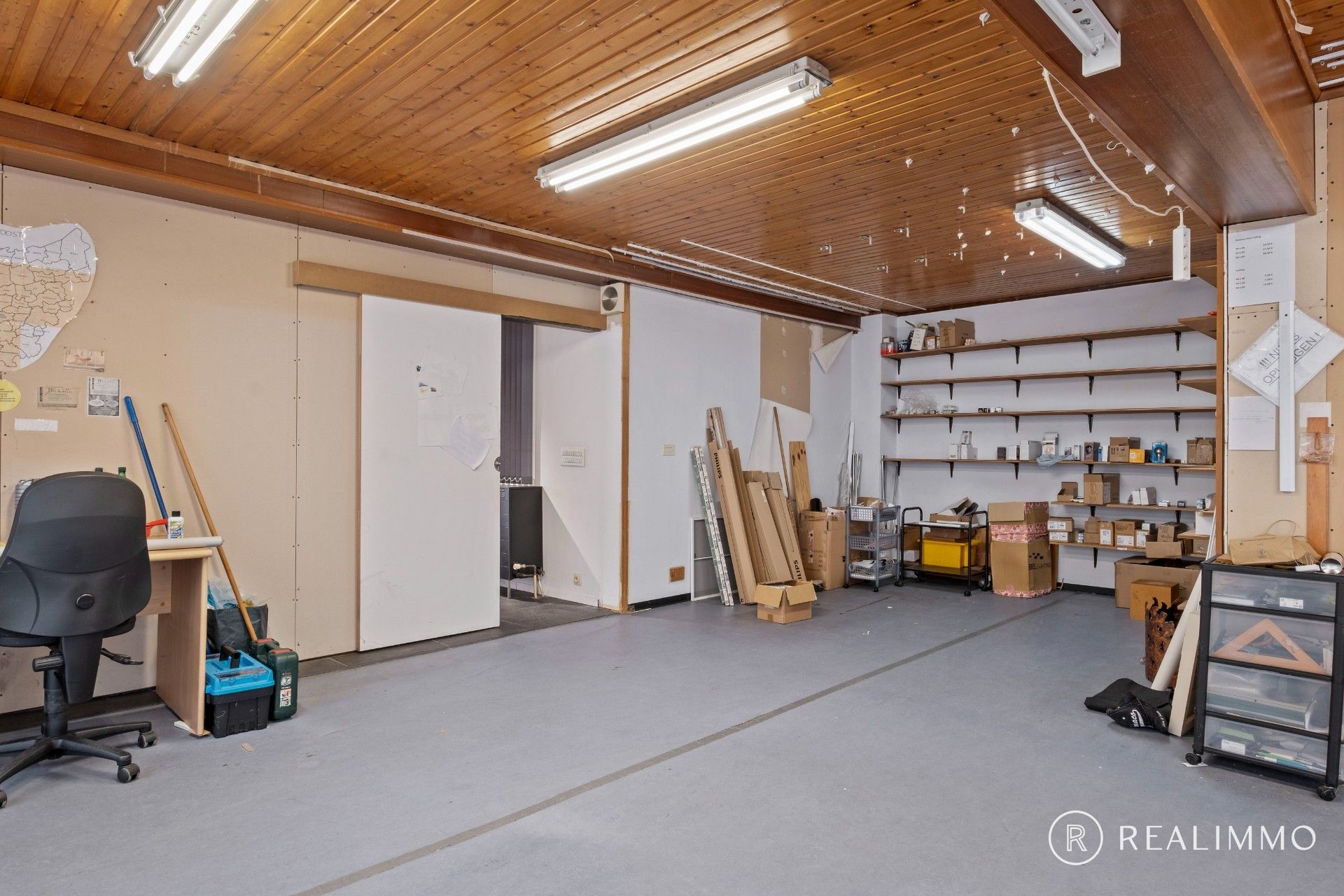 Verrassend ruim handelspand in hartje Kuurne foto 7