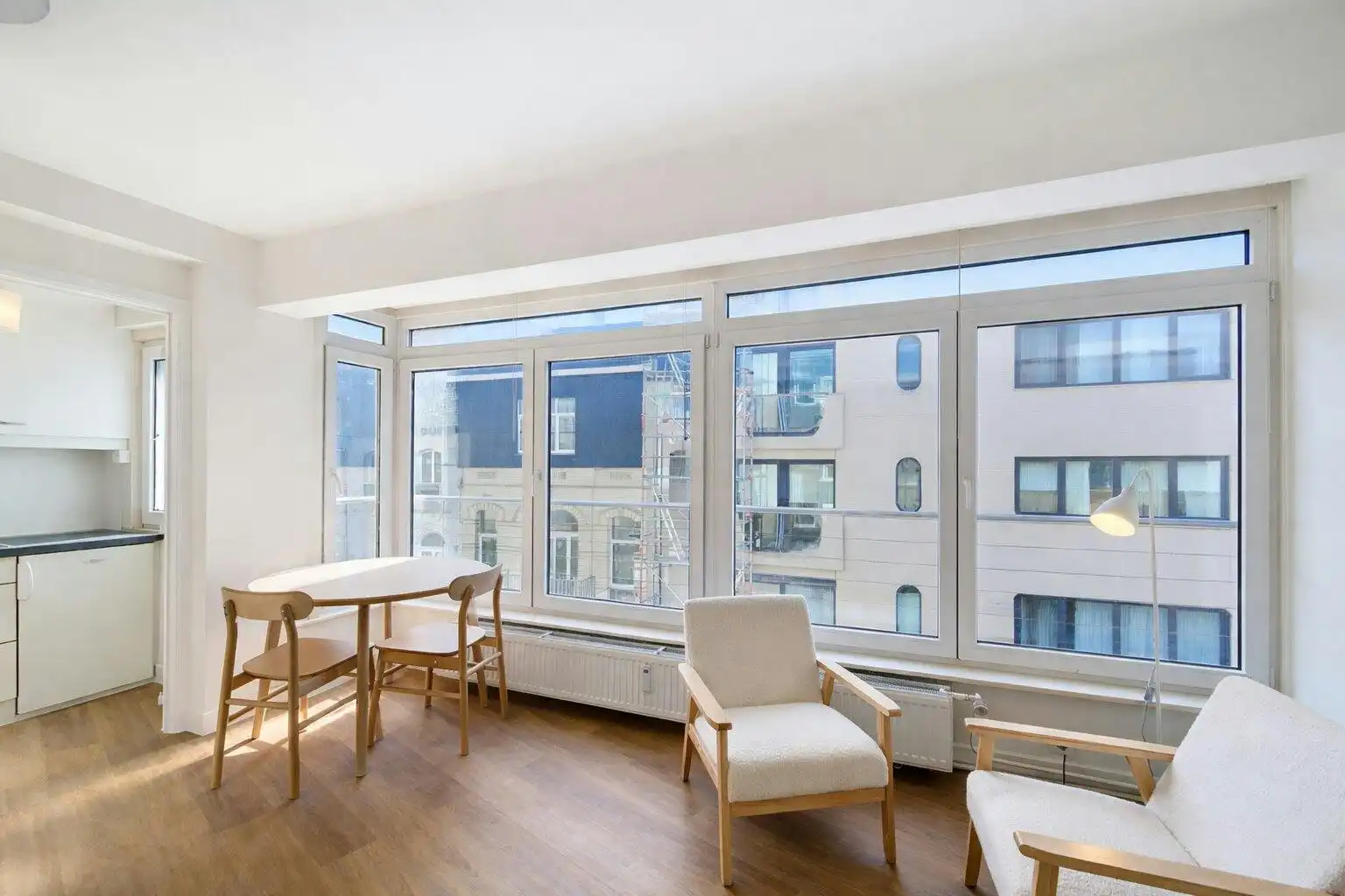 Instapklaar appartement te koop aan het Heldenplein te Heist foto 3