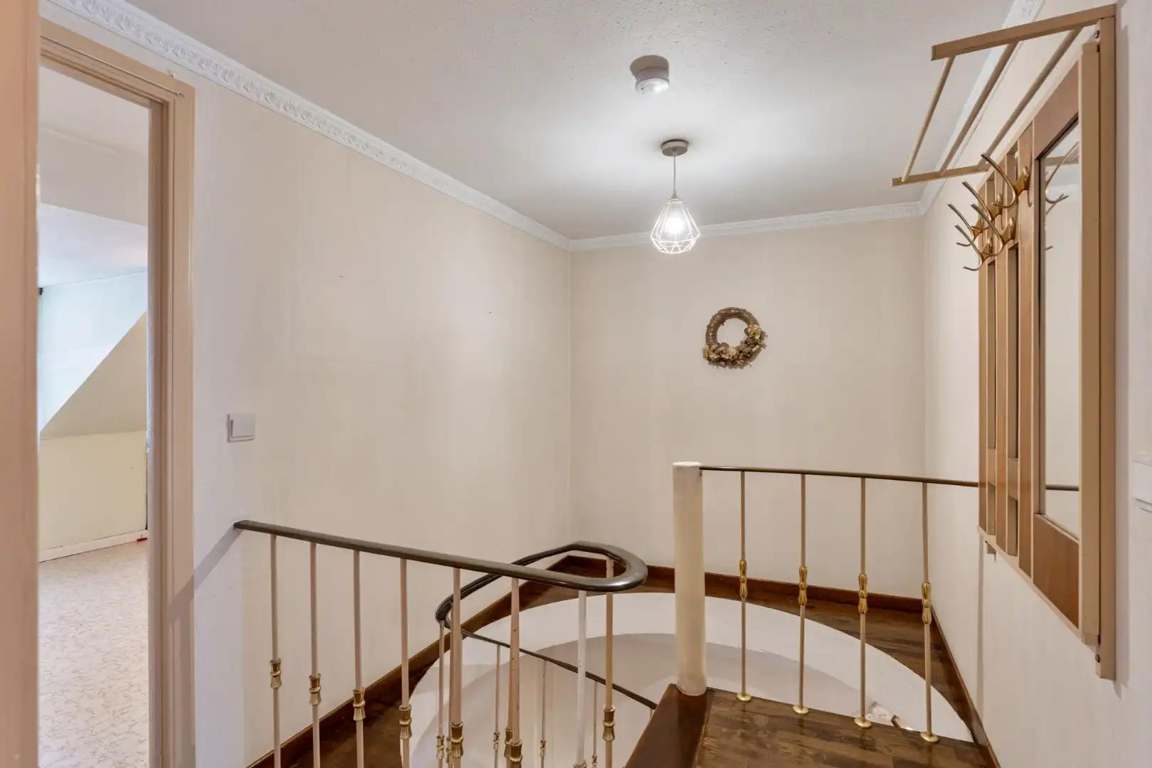 Centraal gelegen gebouw bestaande uit een handelspand op het gelijkvloers en een bovenliggend duplex-appartement! foto 21