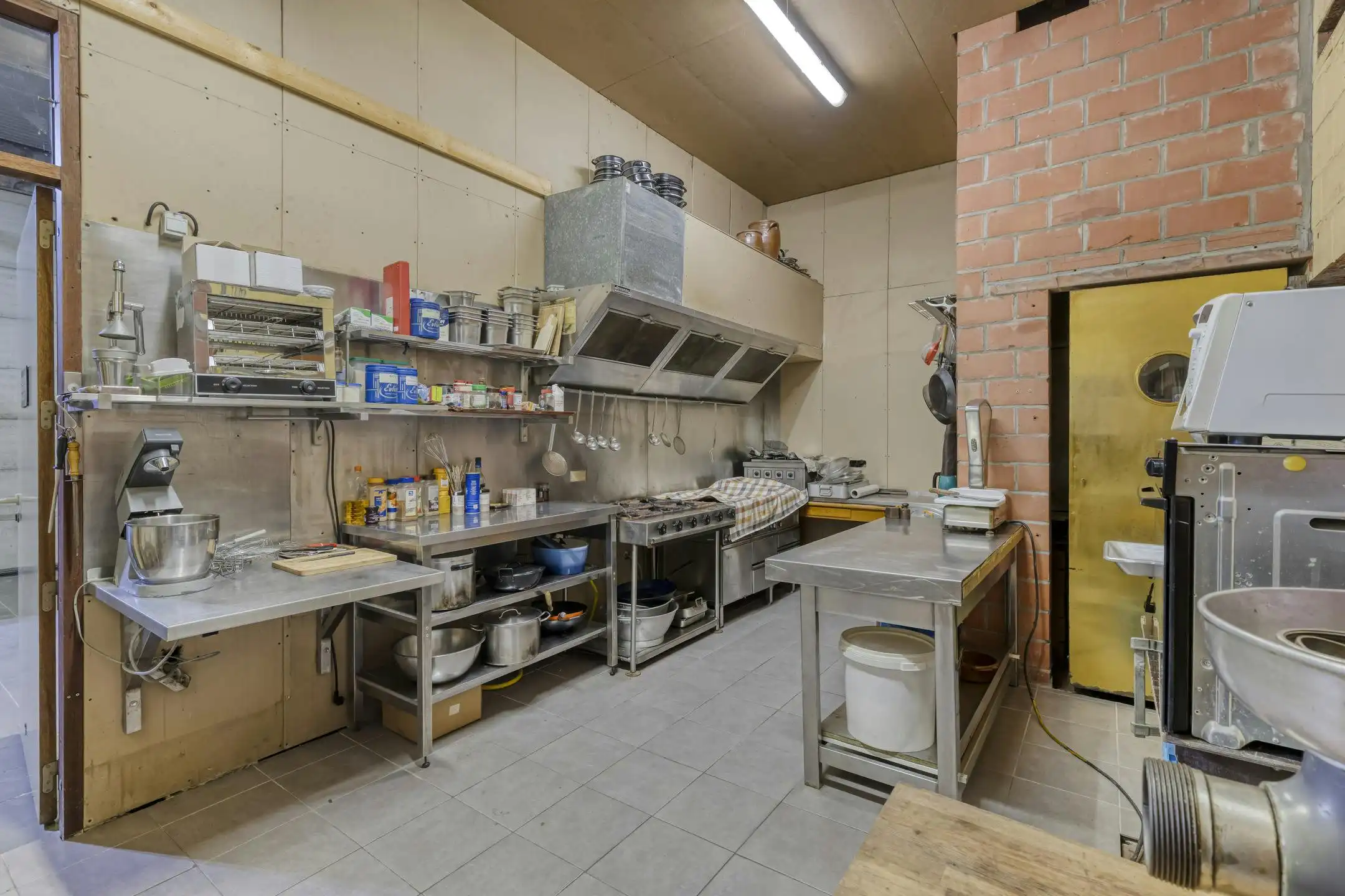 Polyvalente woning te Oudenburg met grote parking foto 20