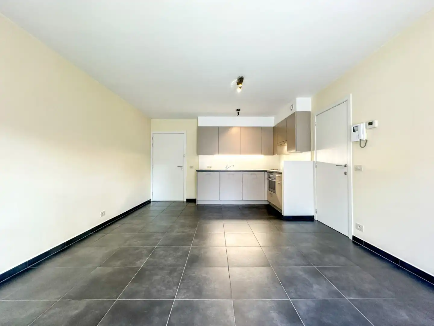 Instapklaar energiezuinig appartement hartje Eernegem, met zonnig terras, topligging. foto 7