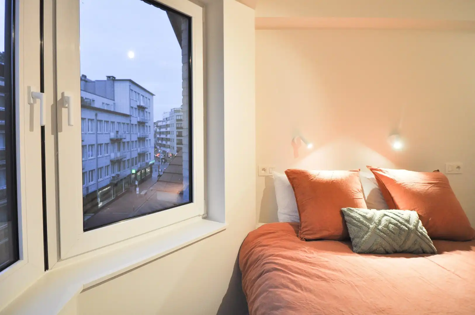 Volledig gerenoveerd hoek-appartement gelegen op enkele stappen van de zee. foto 9