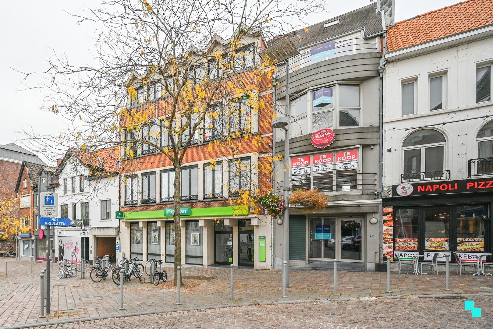 Handelszaak op de markt van Tielt foto {{pictureIndex}}