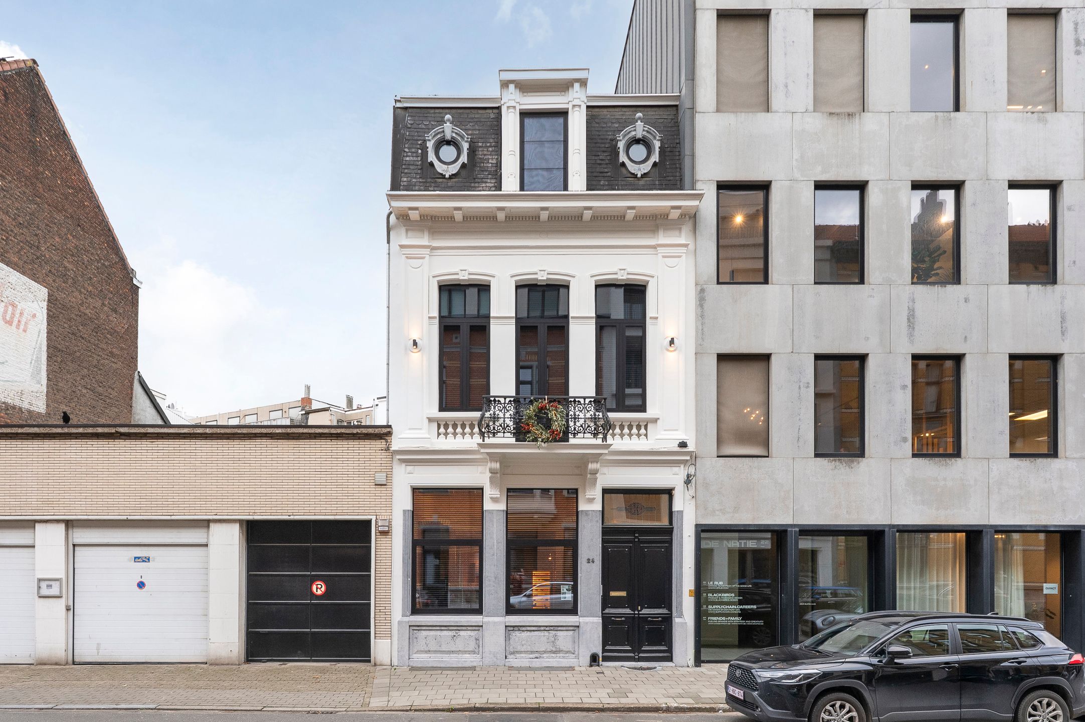 ANTWERPEN - Herenwoning met 2 inpandige staanplaatsen! foto {{pictureIndex}}