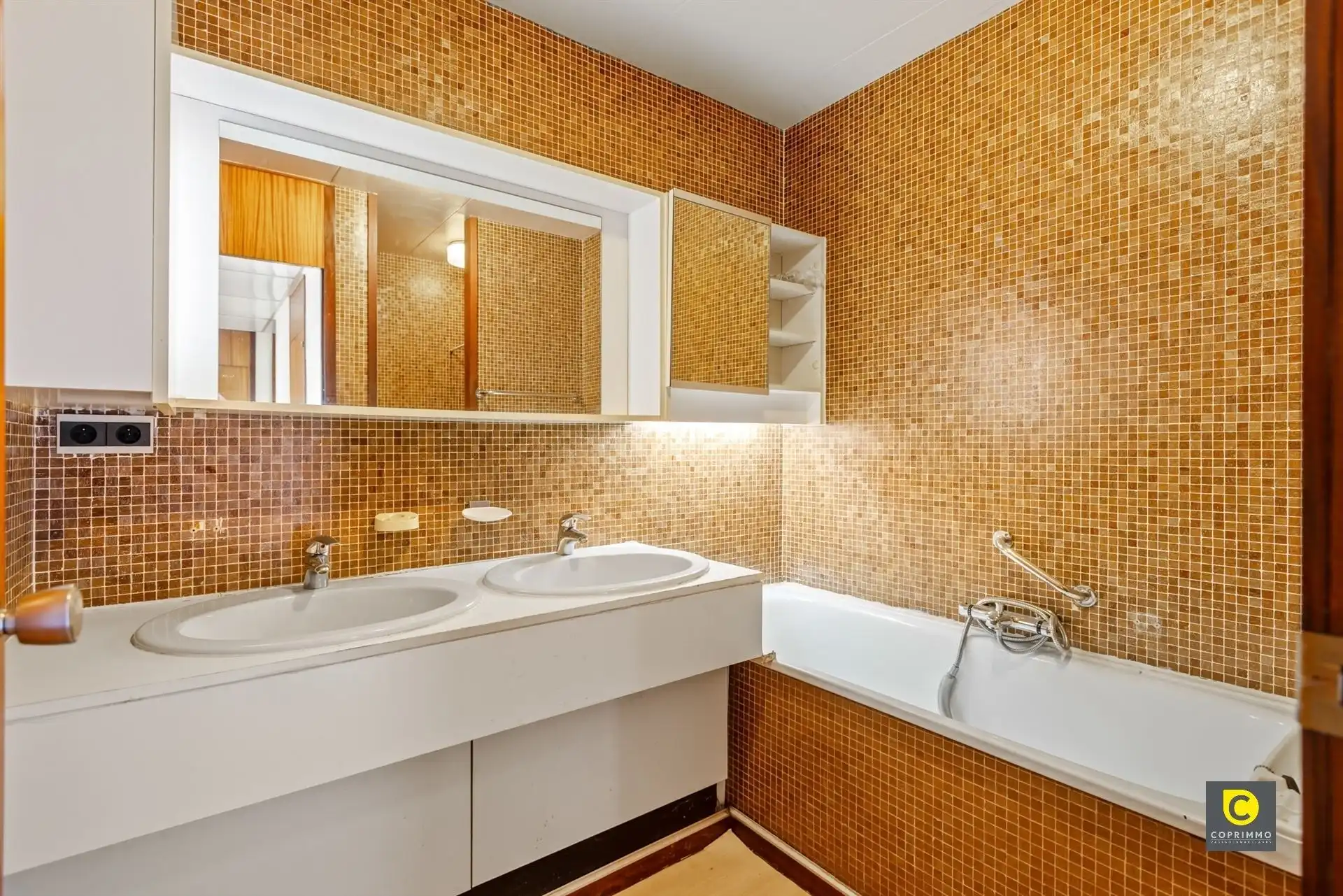 IN OPTIE! Te renoveren 2 SLPK hoek-app met 2 terrassen! foto 8