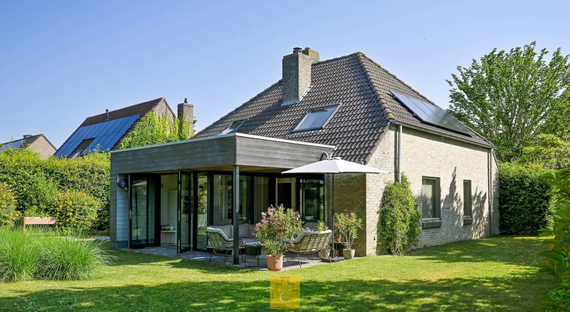klassiek-moderne villa met garage en sublieme zongerichte tuin, stille ligging in het groen foto {{pictureIndex}}