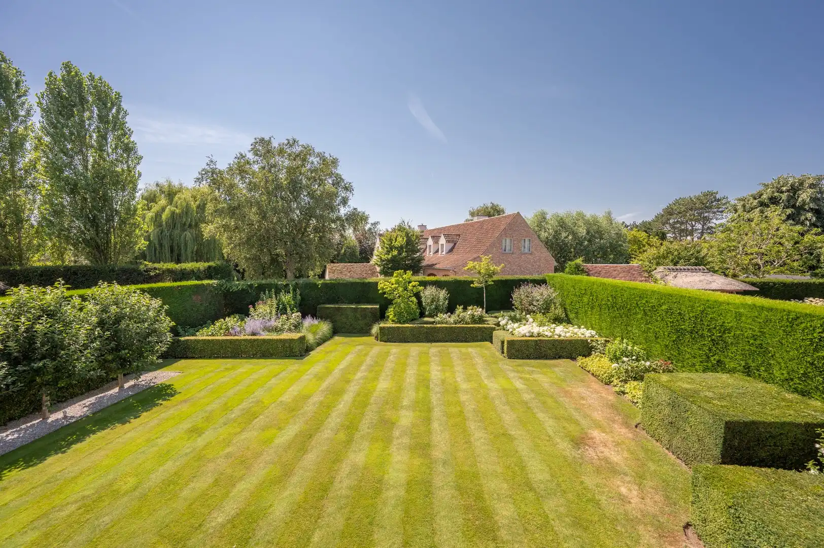 Vrijstaande villa, rustig gelegen in een aangename residentiële omgeving aan de rand van Knokke. foto {{pictureIndex}}