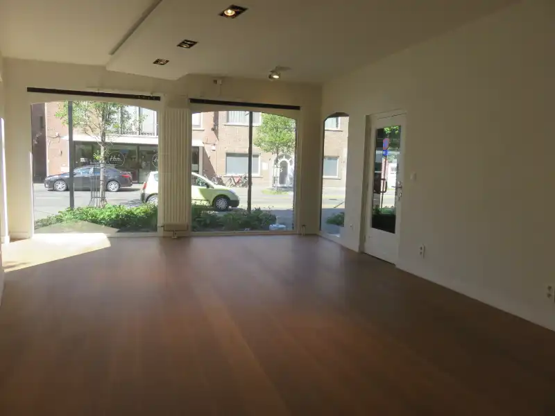 Mooi handelsgelijkvloers in centrum Hove foto 6