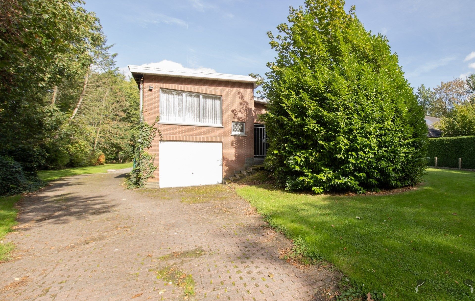 Rustig gelegen te renoveren woning met 5 slaapkamers, ruime garage op 3.990 m²