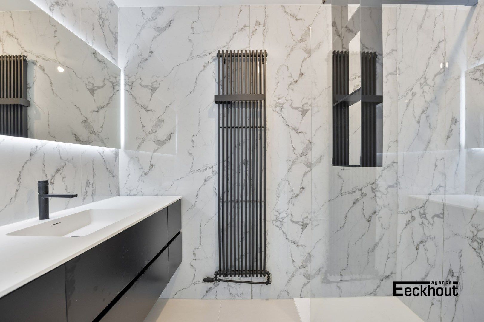 Luxe hoek-appartement met grote zonneterrassen rondom en vlakbij de zeedijk van Mariakerke! foto 8