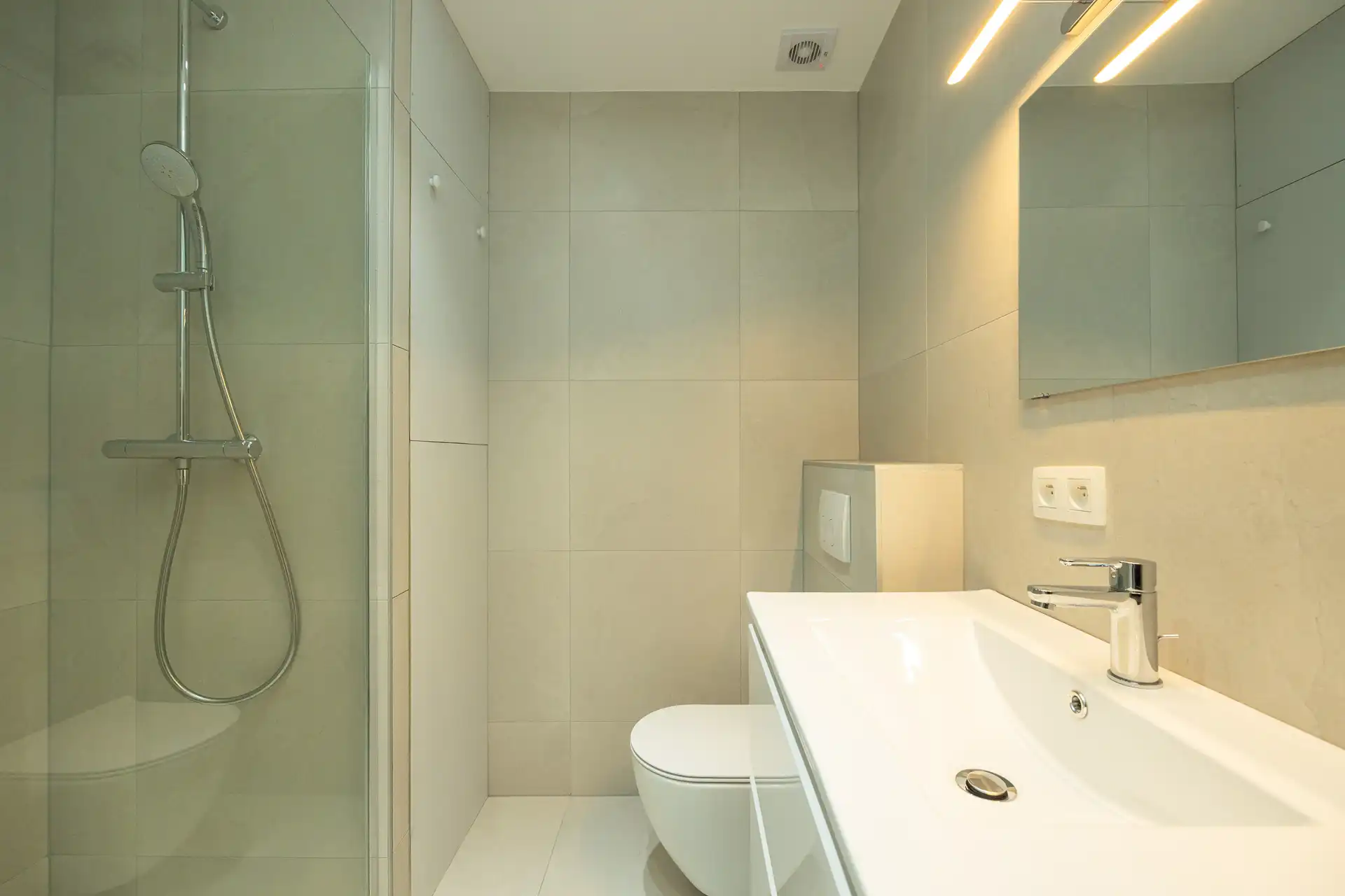 Gerenoveerd 2-slpk app. met groot terras. foto 8