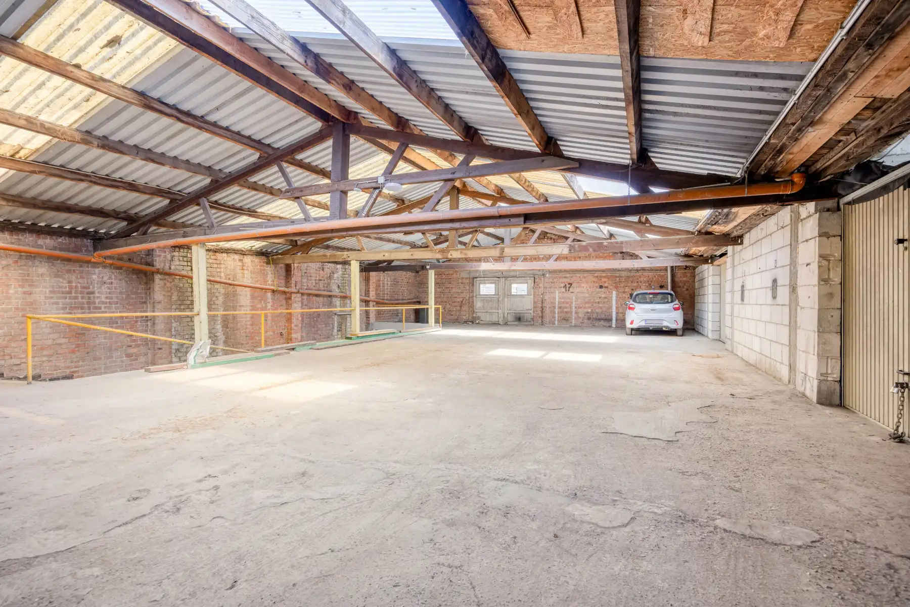 Ruime opslagplaats van  ca. 1.100m². foto 4