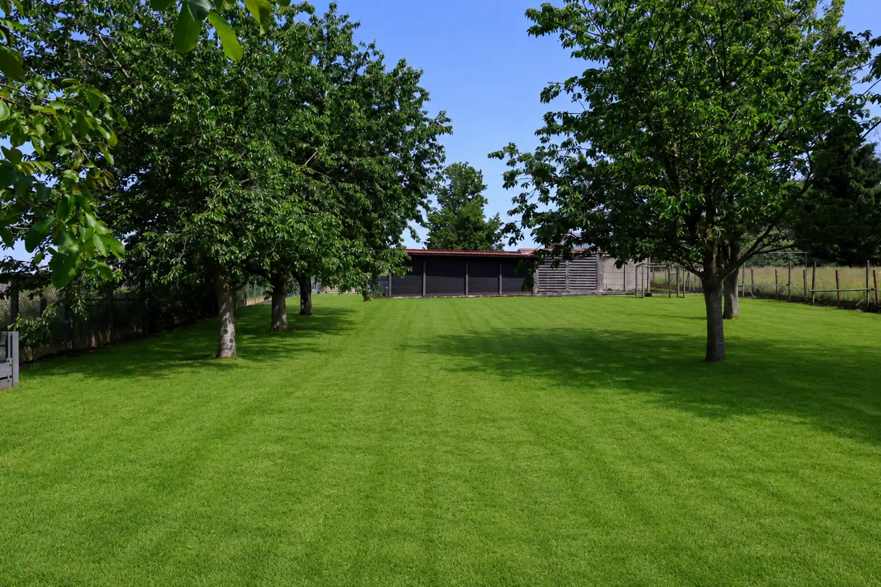 Landelijke villa met werkruimte, paardenstal en grote tuin foto 28