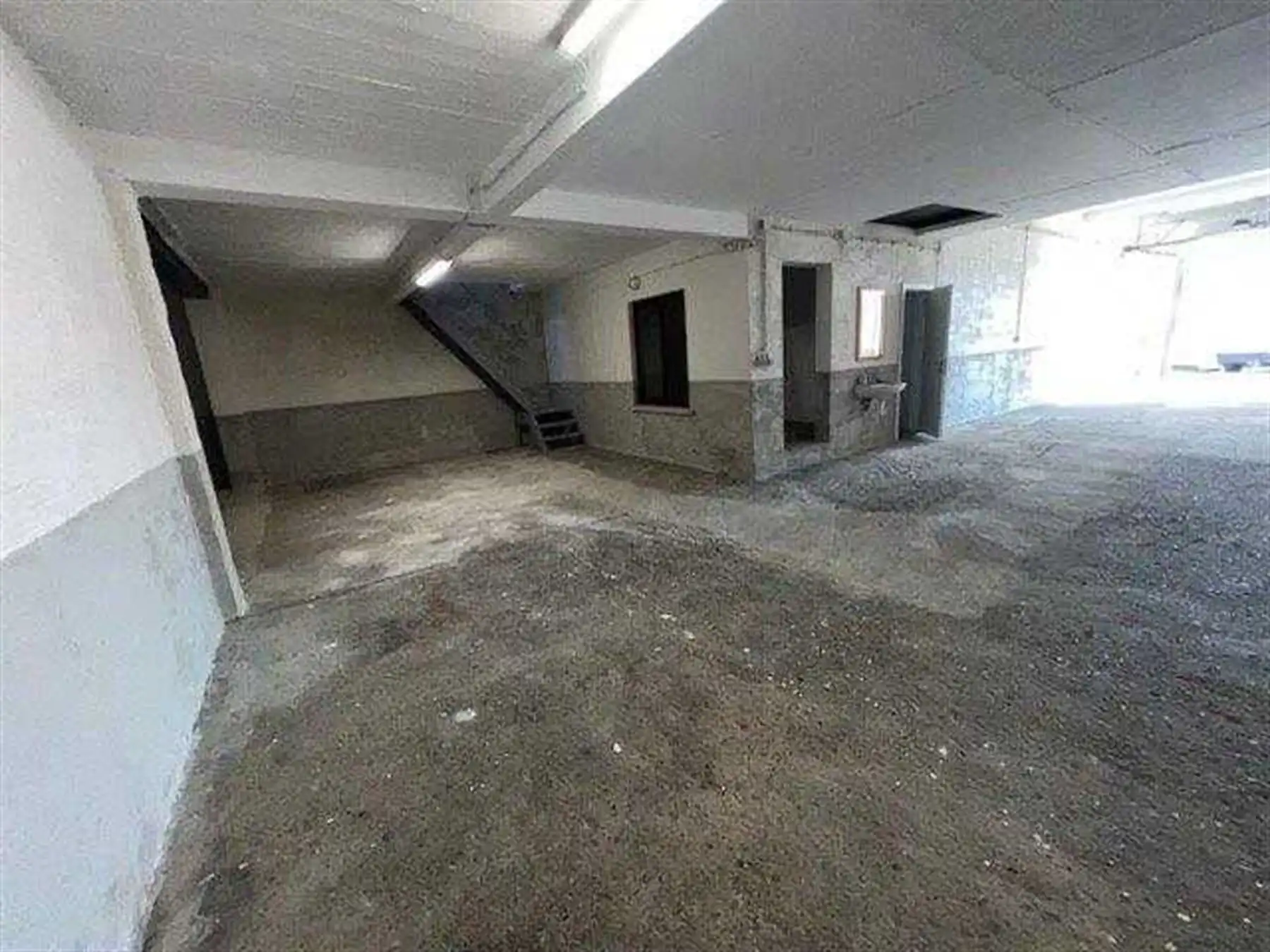 Woning met 3 verhuurde units en ruim magazijn met aparte toegang foto 18