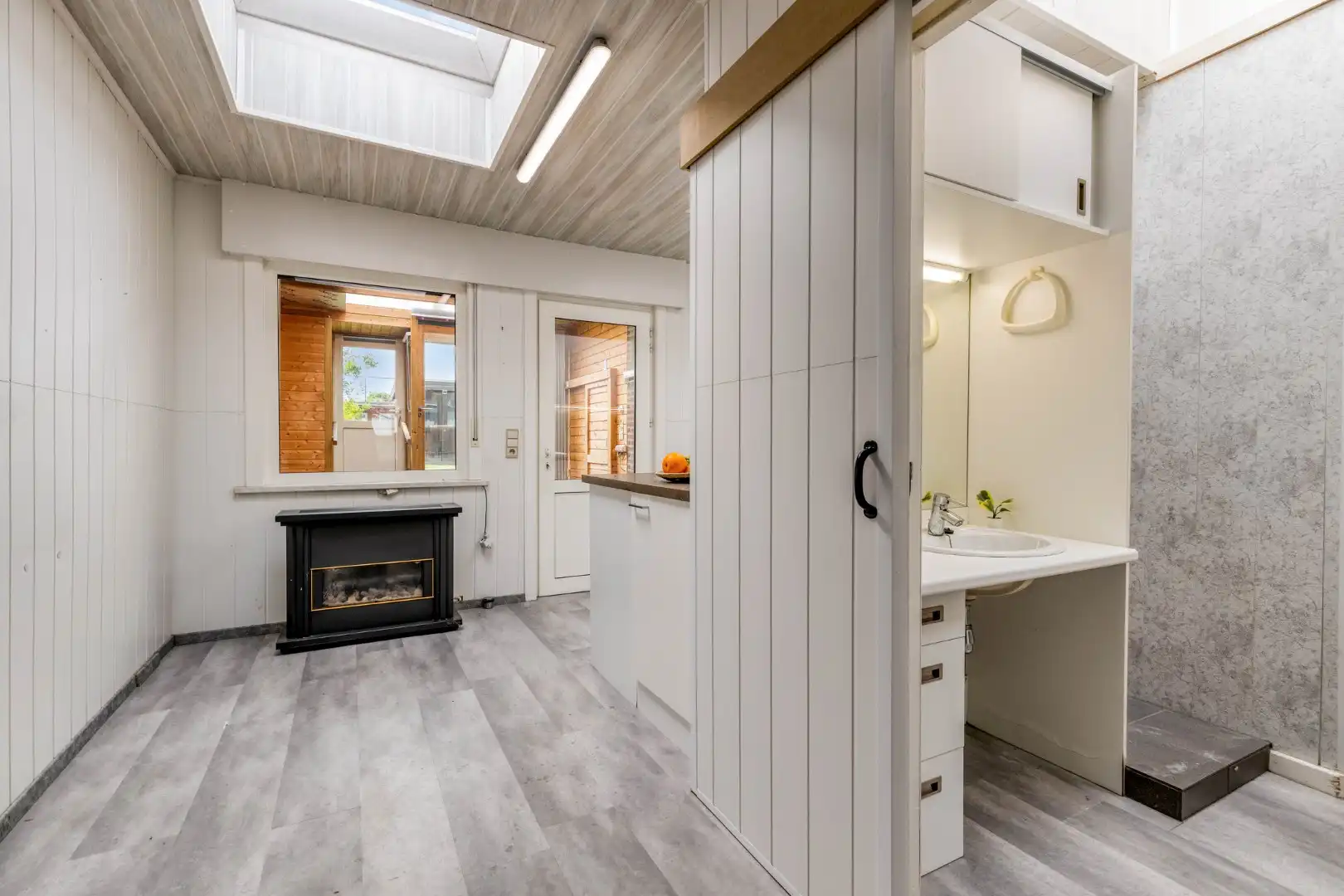 Gezellige rijwoning met grote garage, westgerichte tuin en unieke ligging in Lauwe! foto 6