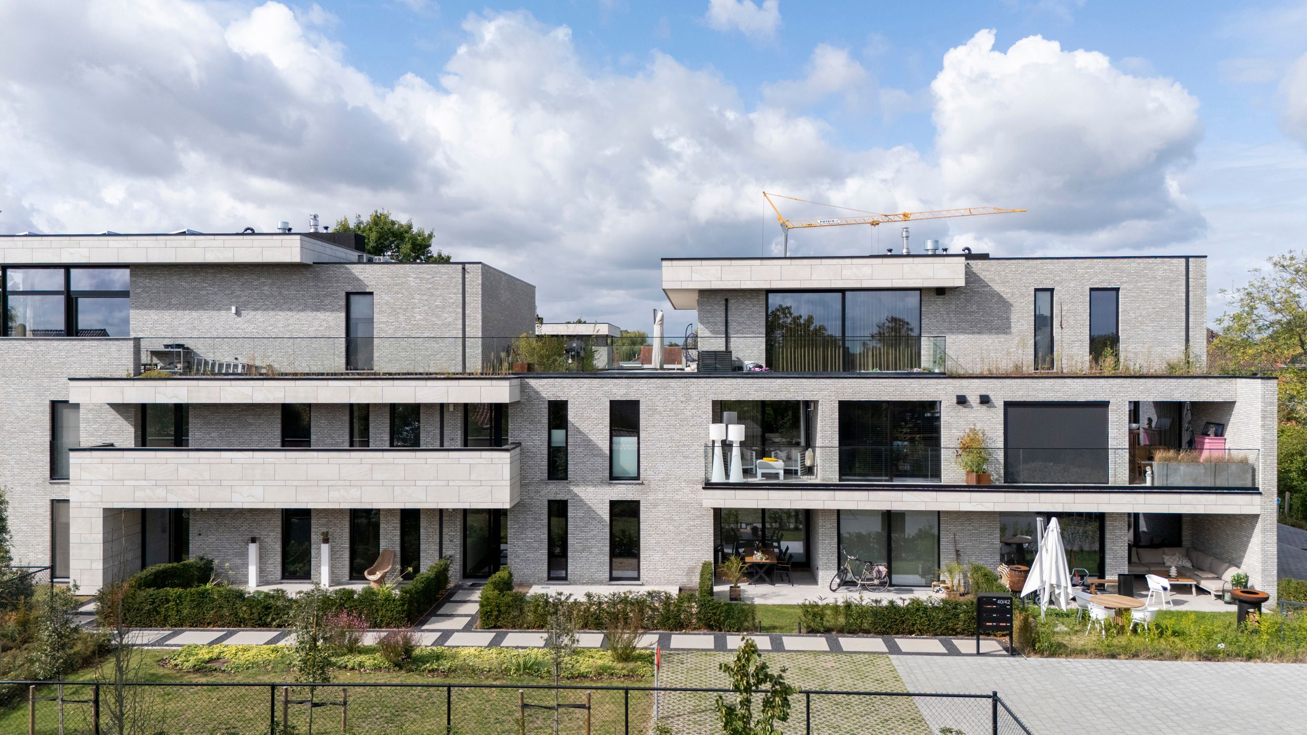 Luxe afgewerkt gelijkvloers appartement met twee slaapkamers foto {{pictureIndex}}