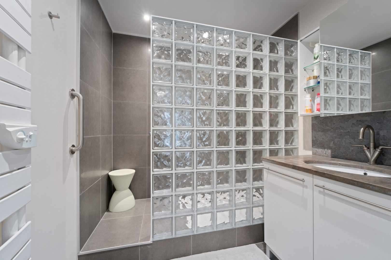 stijlvol gerenoveerd appartement met 2 slaapkamer foto 10