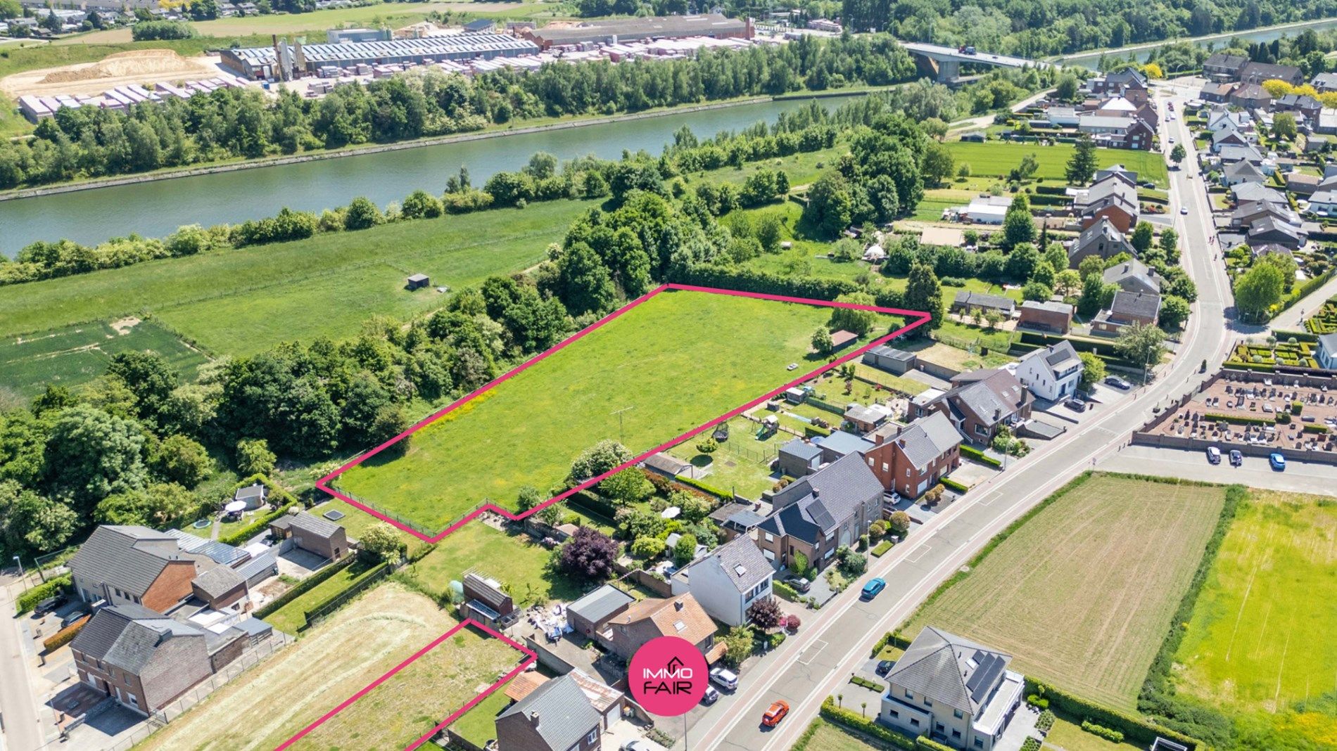 Bouwgrond met losstaand weiland in Veldwezelt op unieke locatie vlakbij Maastricht! foto {{pictureIndex}}