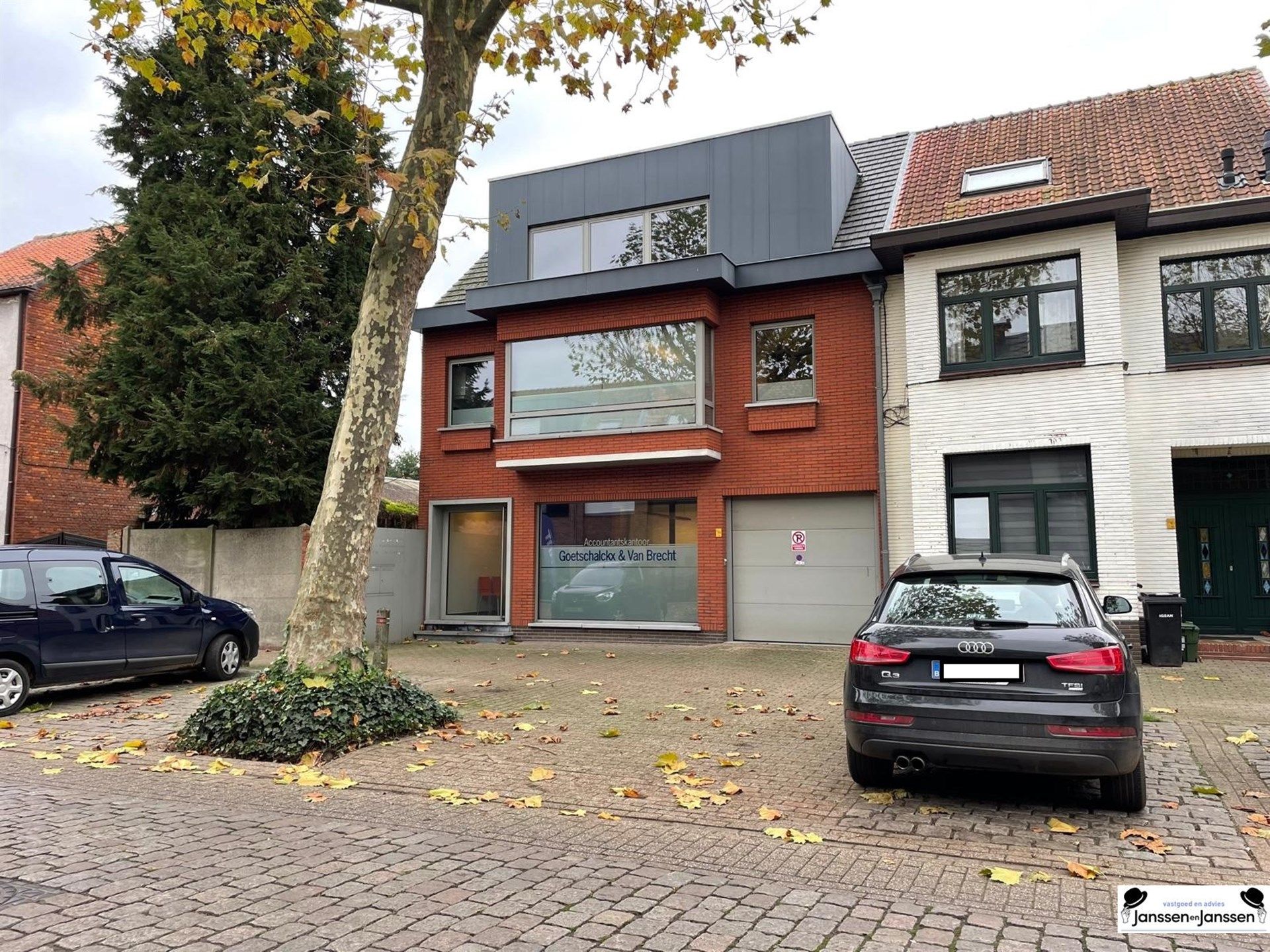 Ruim kantoorgebouw (met potentiële woonst) in hartje Gooreind foto 1