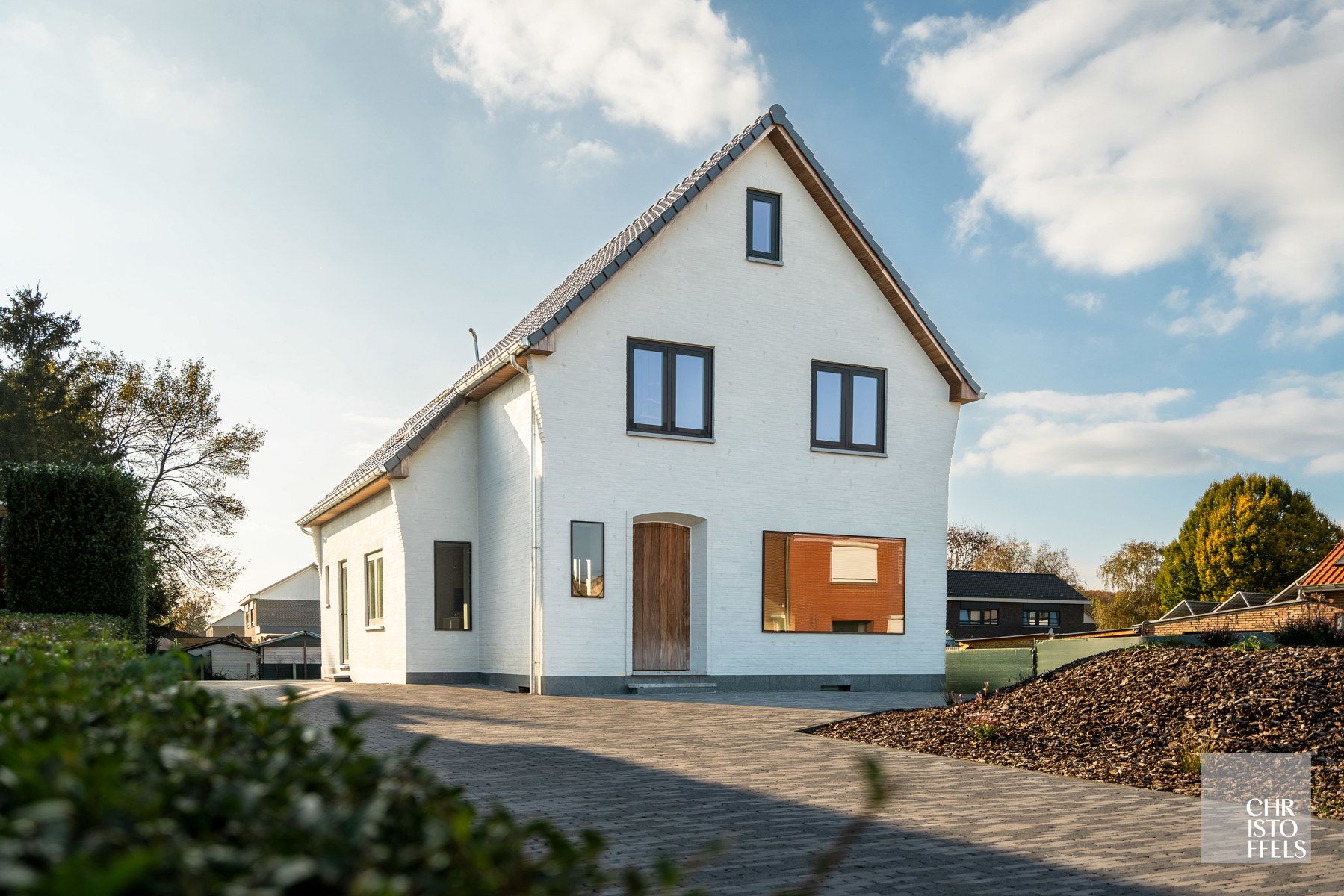 Charmant gerenoveerde gezinswoning met 3 slaapkamers in Lanaken! foto {{pictureIndex}}