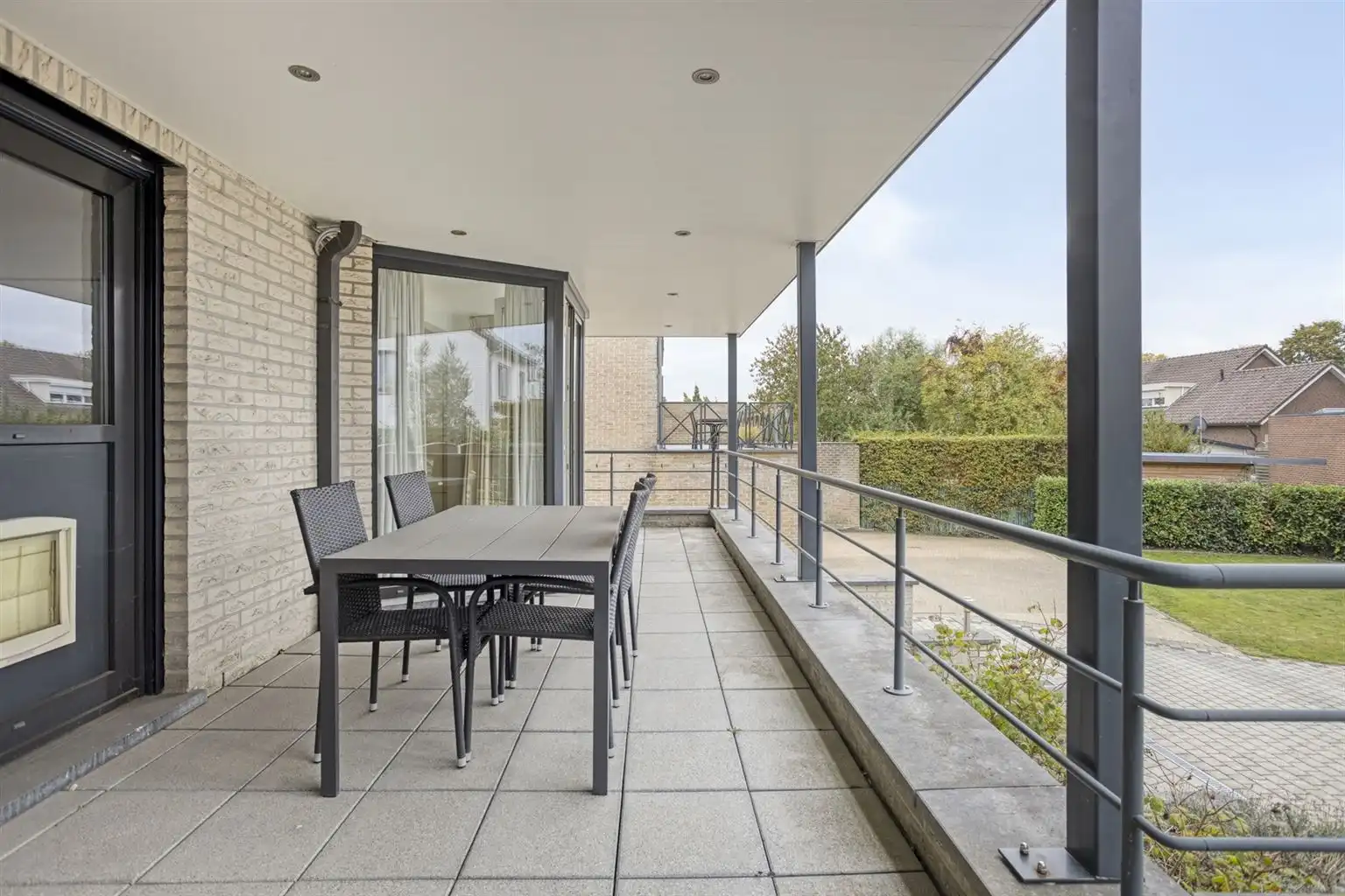 Ruim gelijkvloers appartement met gezellig, overdekt terras en ondergrondse garage, op een toplocatie vlak bij het centrum van Maaseik. foto 8