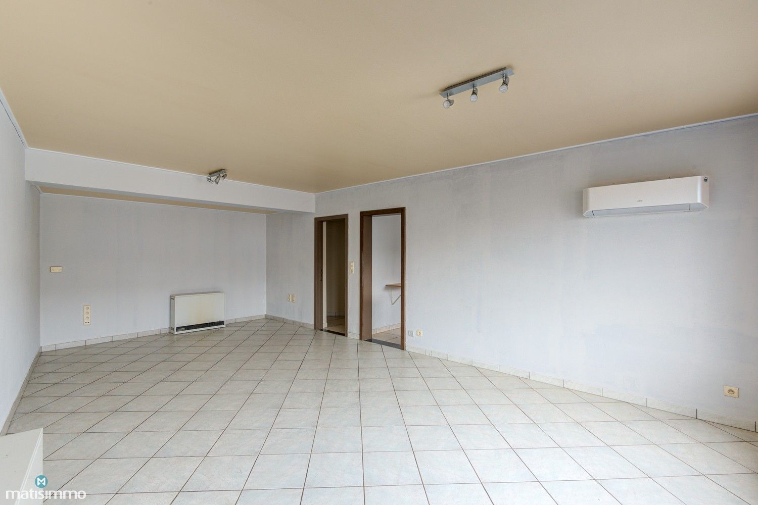 APPARTEMENT MET 2 SLAAPKAMERS EN PARKEERPLAATS NABIJ CENTRUM GENK foto 2
