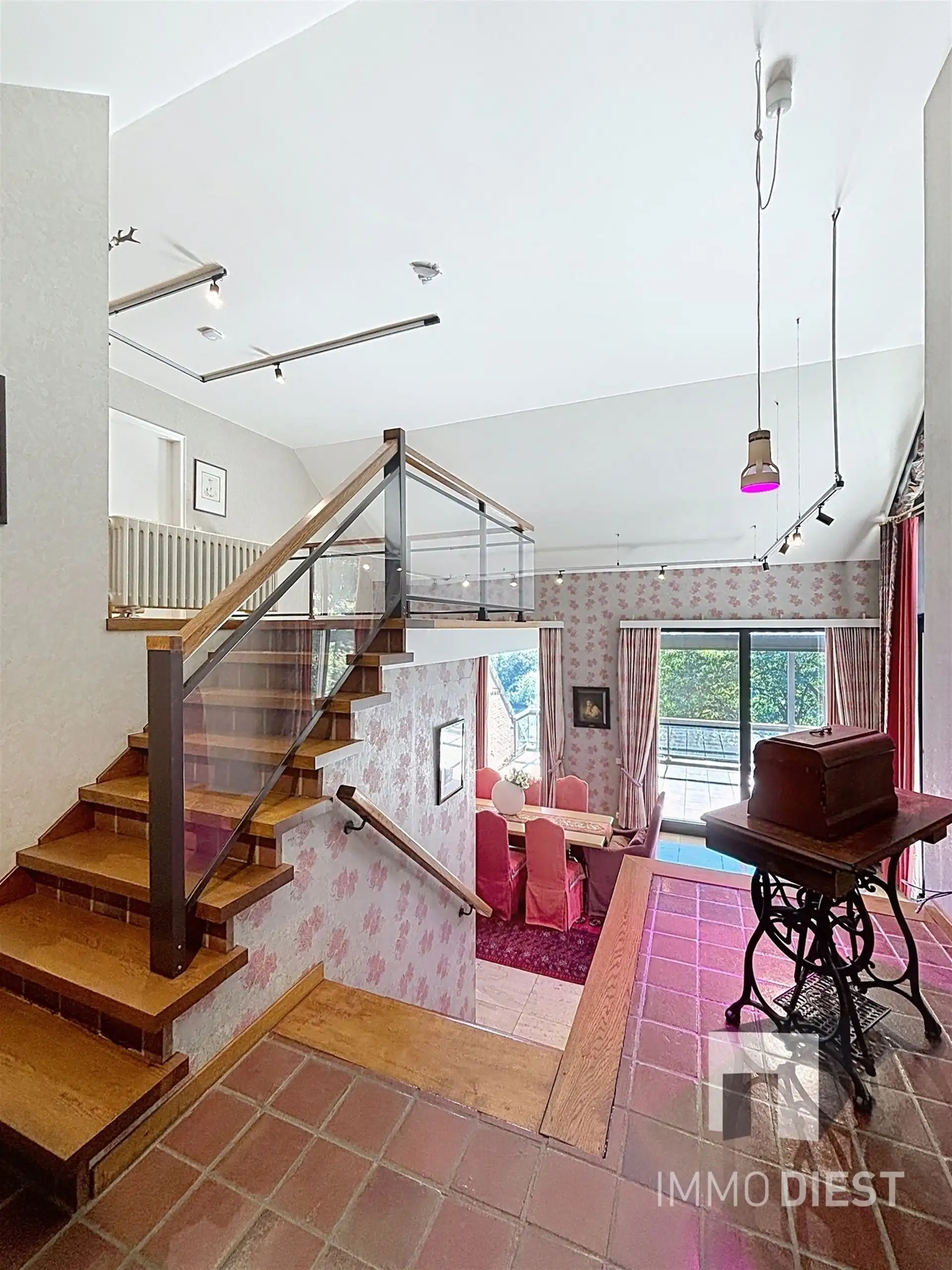 Prachtig gelegen villa met uniek ontwerp op 57a 74ca én achterliggende vijvers op 75a 54ca. foto 12