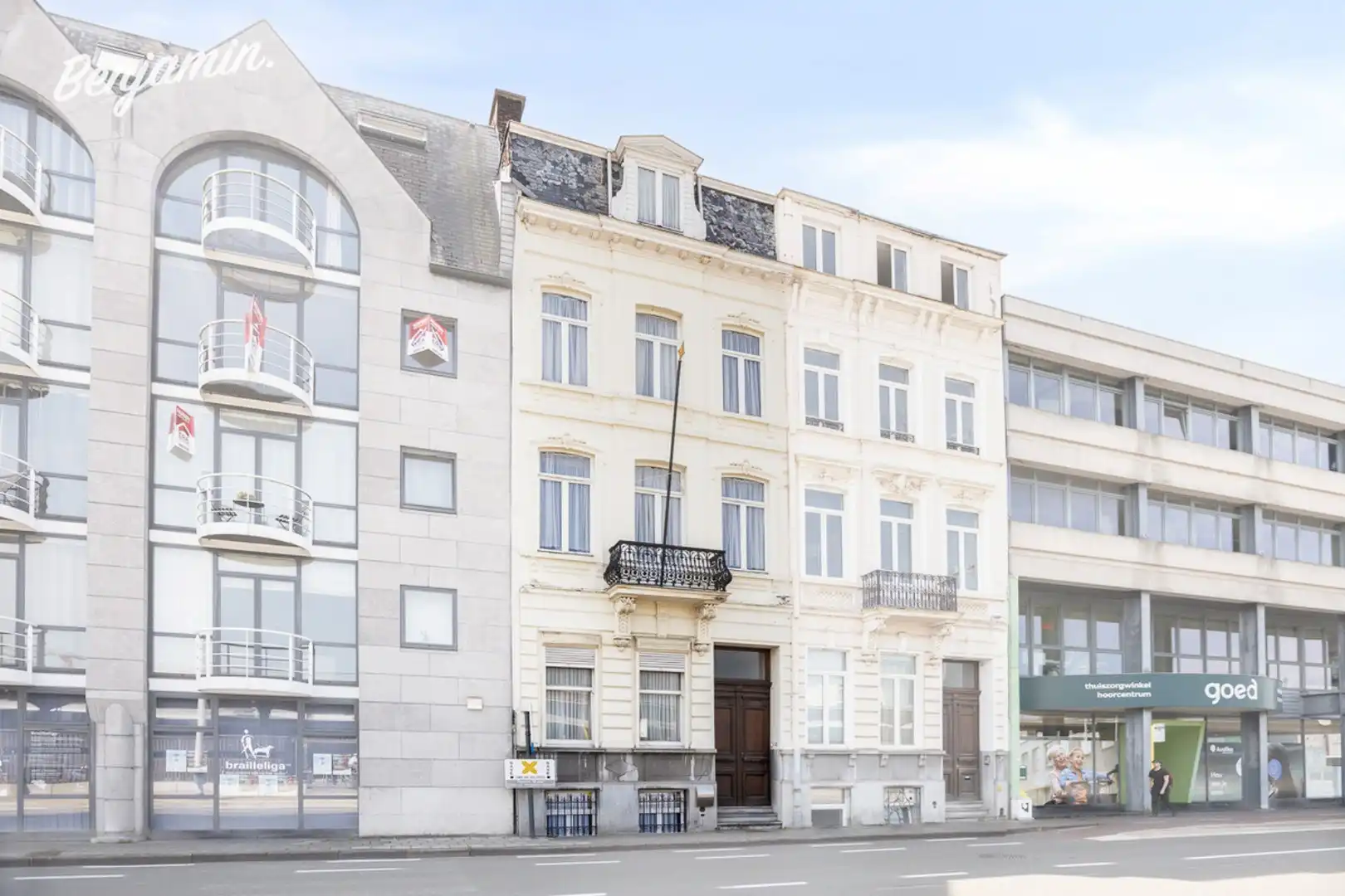 Karaktervol herenhuis met 5 slaapkamers, zuidgerichte tuin en garage in hartje Kortrijk foto 2