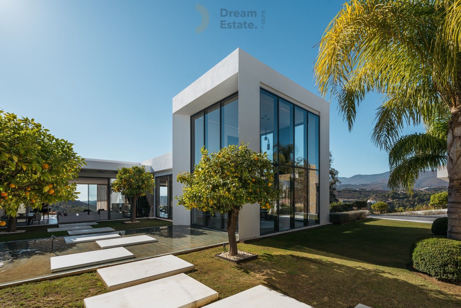 Subliem landhuis bovenop een heuvel met uitzicht op de Middellandse Zeekust. foto {{pictureIndex}}