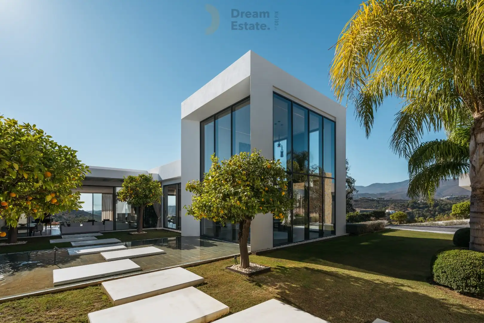 Subliem landhuis bovenop een heuvel met uitzicht op de Middellandse Zeekust. foto {{pictureIndex}}